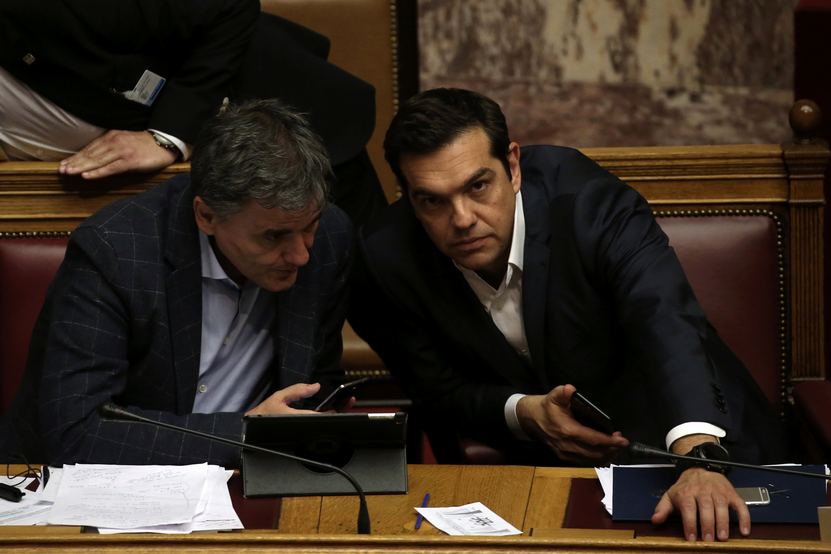رئيس الوزراء ووزير المالية اليونانى داخل مقر البرلمان
