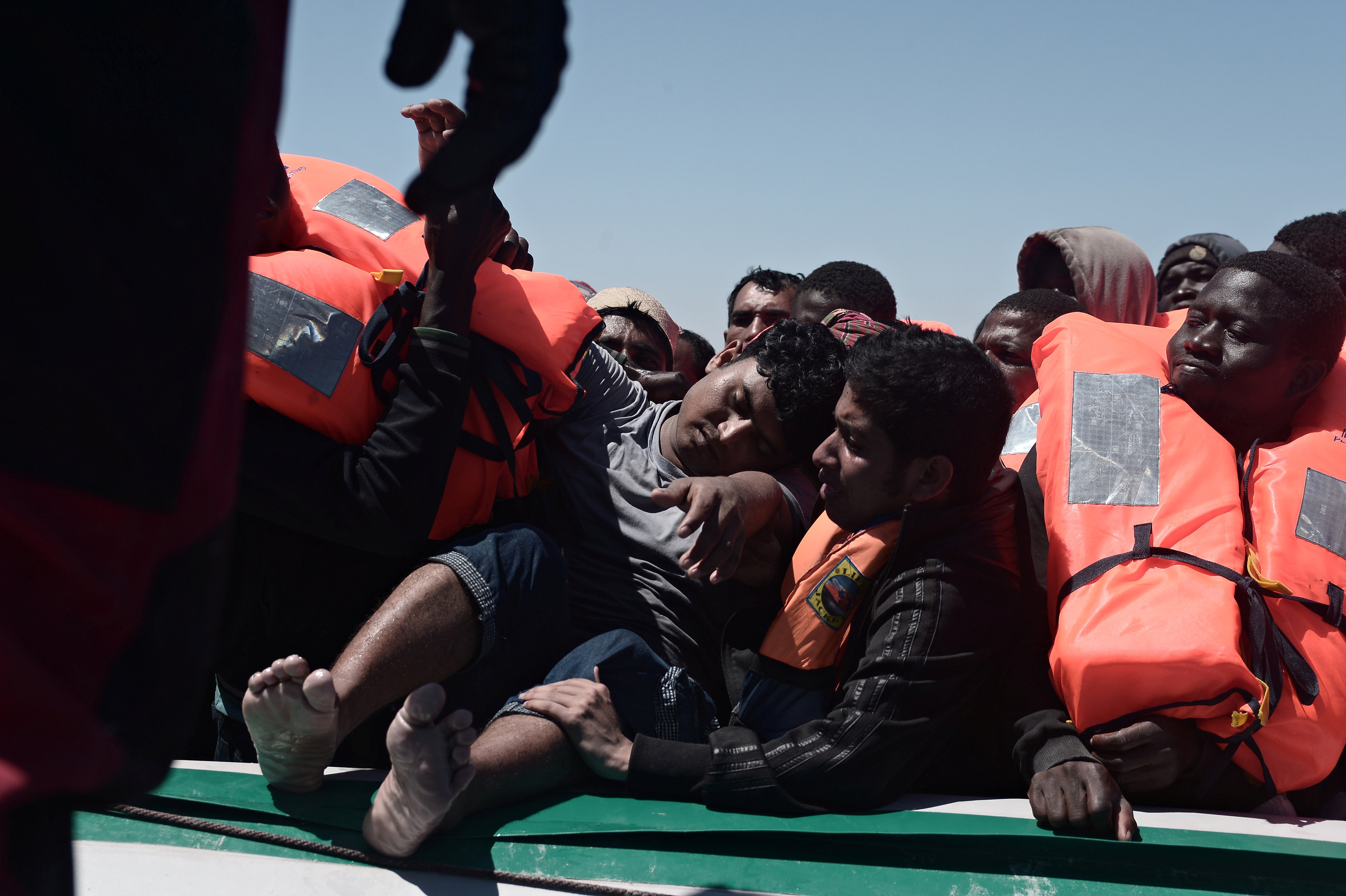 خفر السواحل الليبى ينقذ ينقذ مهاجرين غير شرعيين
