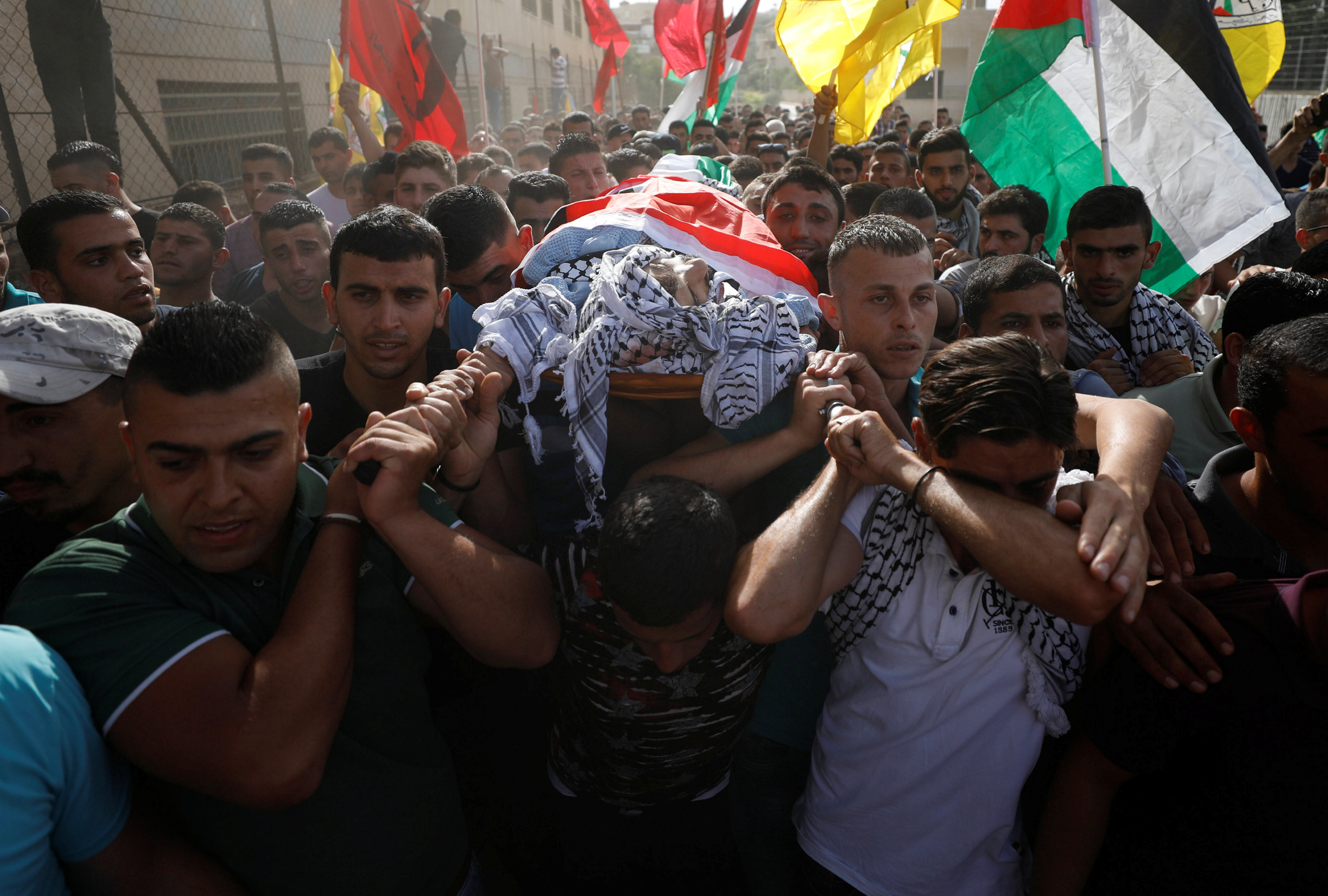 مئات الفلسطينيين يشيعون جثمان شهيد برصاص الاحتلال