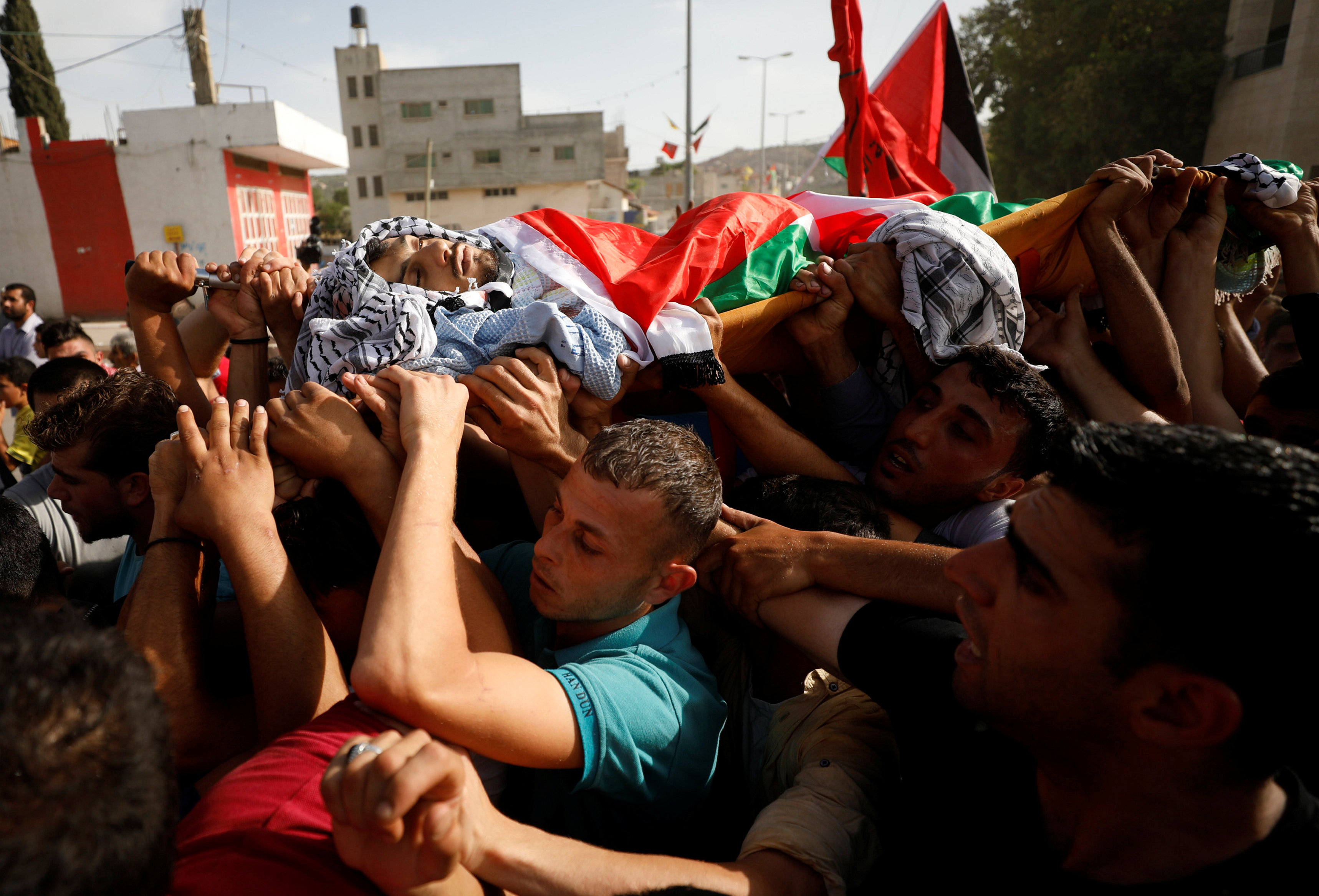 الشهيد الفلسطينى معتز بنى شمسة على أكتاف أصدقائه