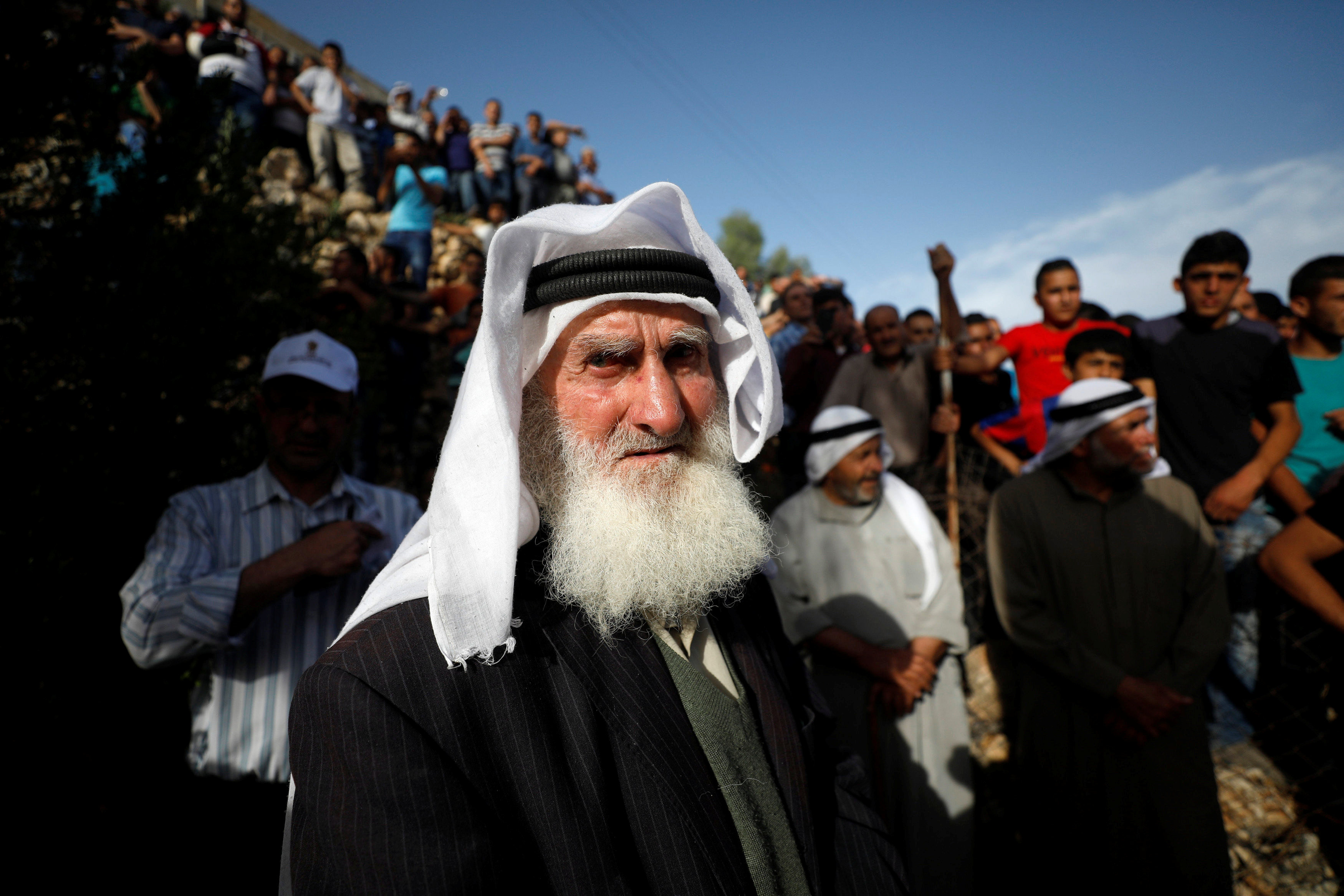 رجل مسن يشارك فى تشييع جثمان الشهيد الفلسطينى