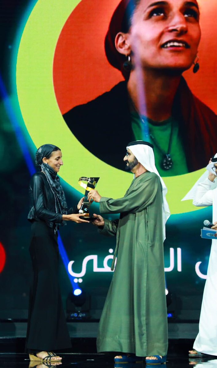حاكم دبي يكرم نوال الصوفي الحاصلة على المركز الاول بالمسابقة