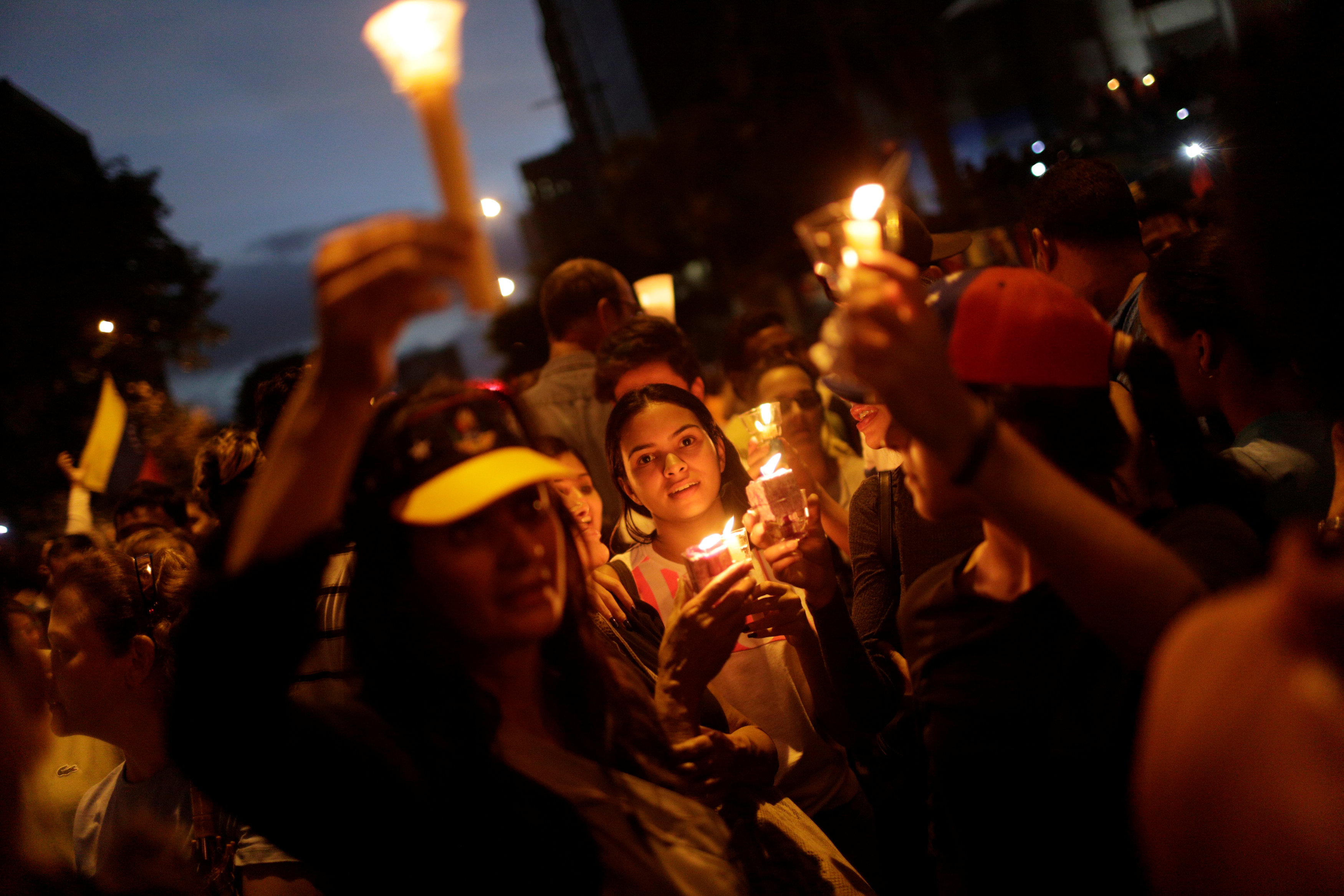 أنصار المعرضة يشعلون الشموع تكريما لضحايا الاحتجاجات