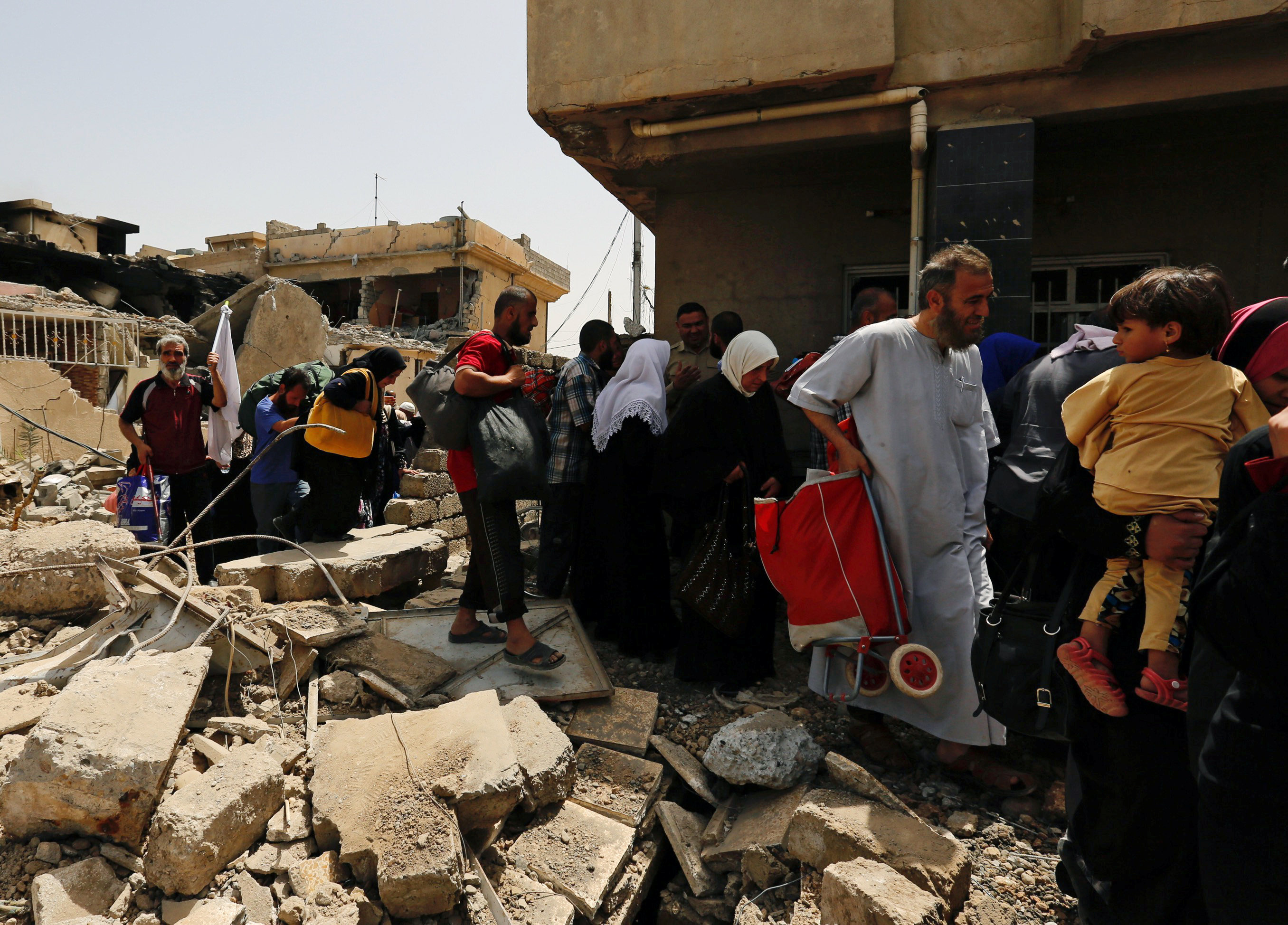 عشرات العائلات العراقية تنزح من الموصل