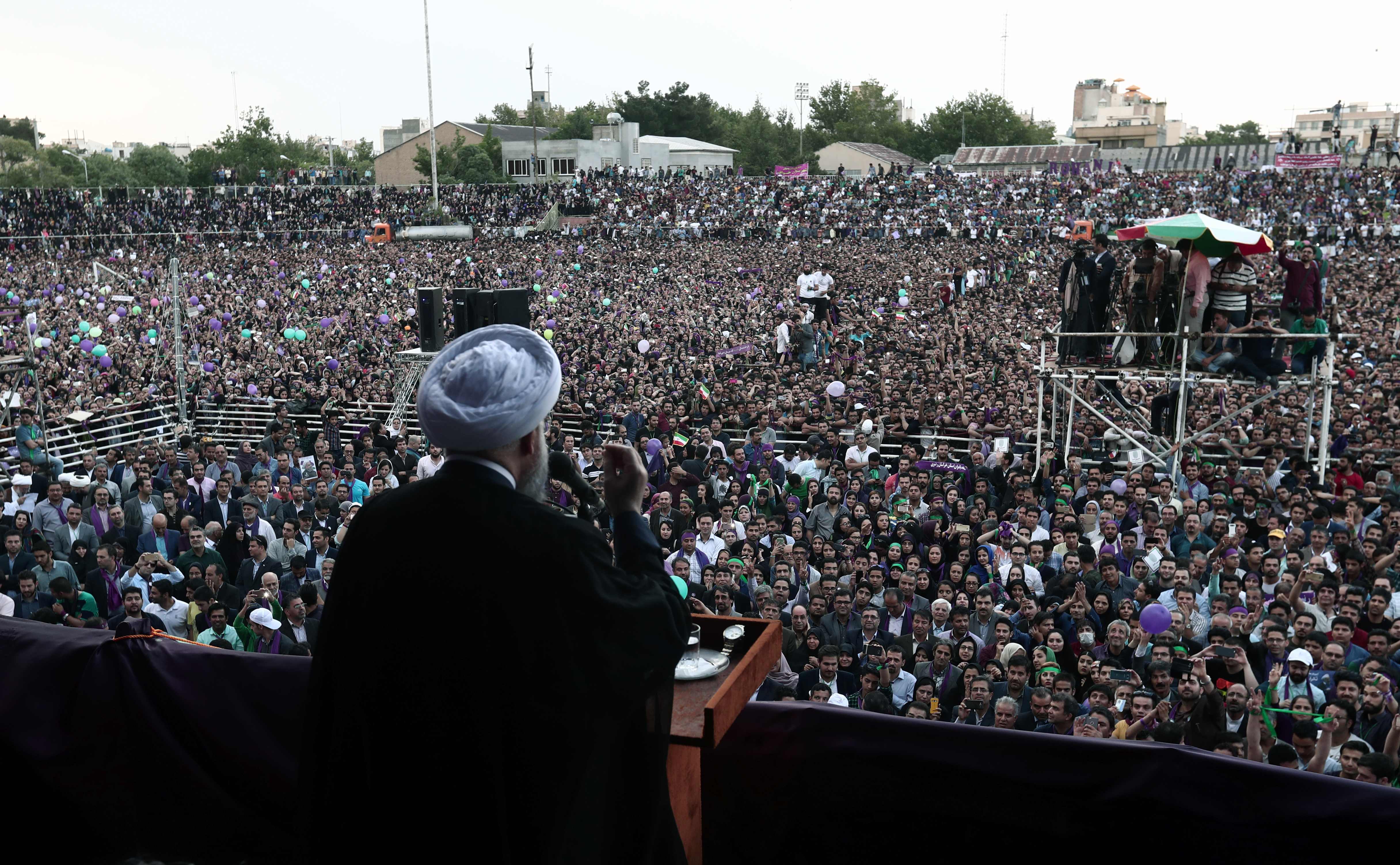 روحانى يخطب أمام أنصاره فى آخر مؤتمر انتخابى