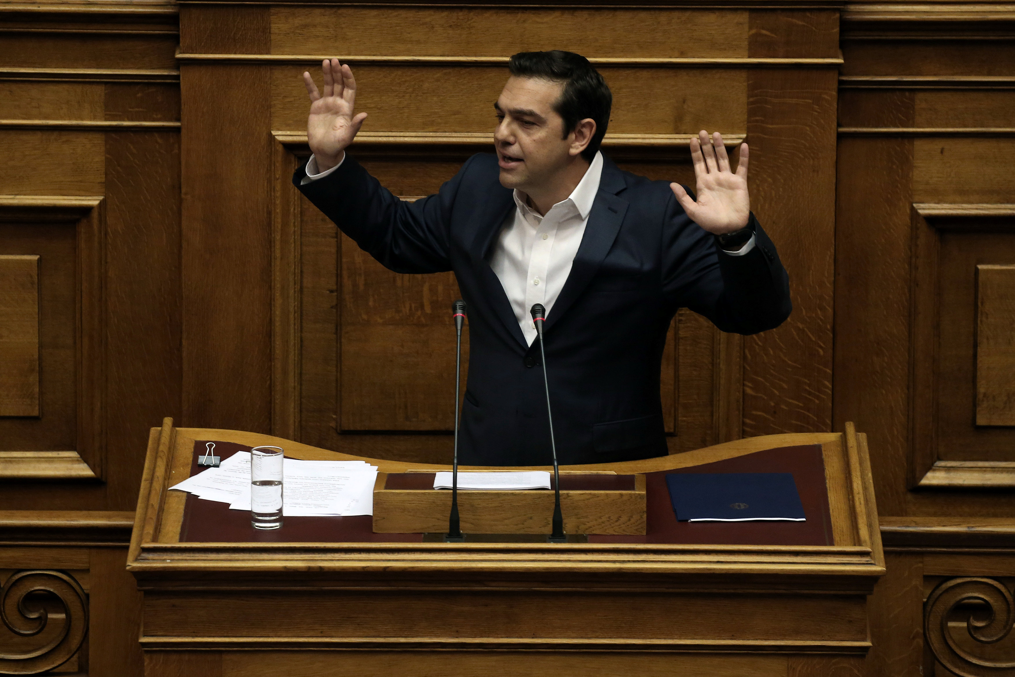 رئيس الوزراء اليونانى يعرض حزمة تدابير التقشف أمام البرلمان