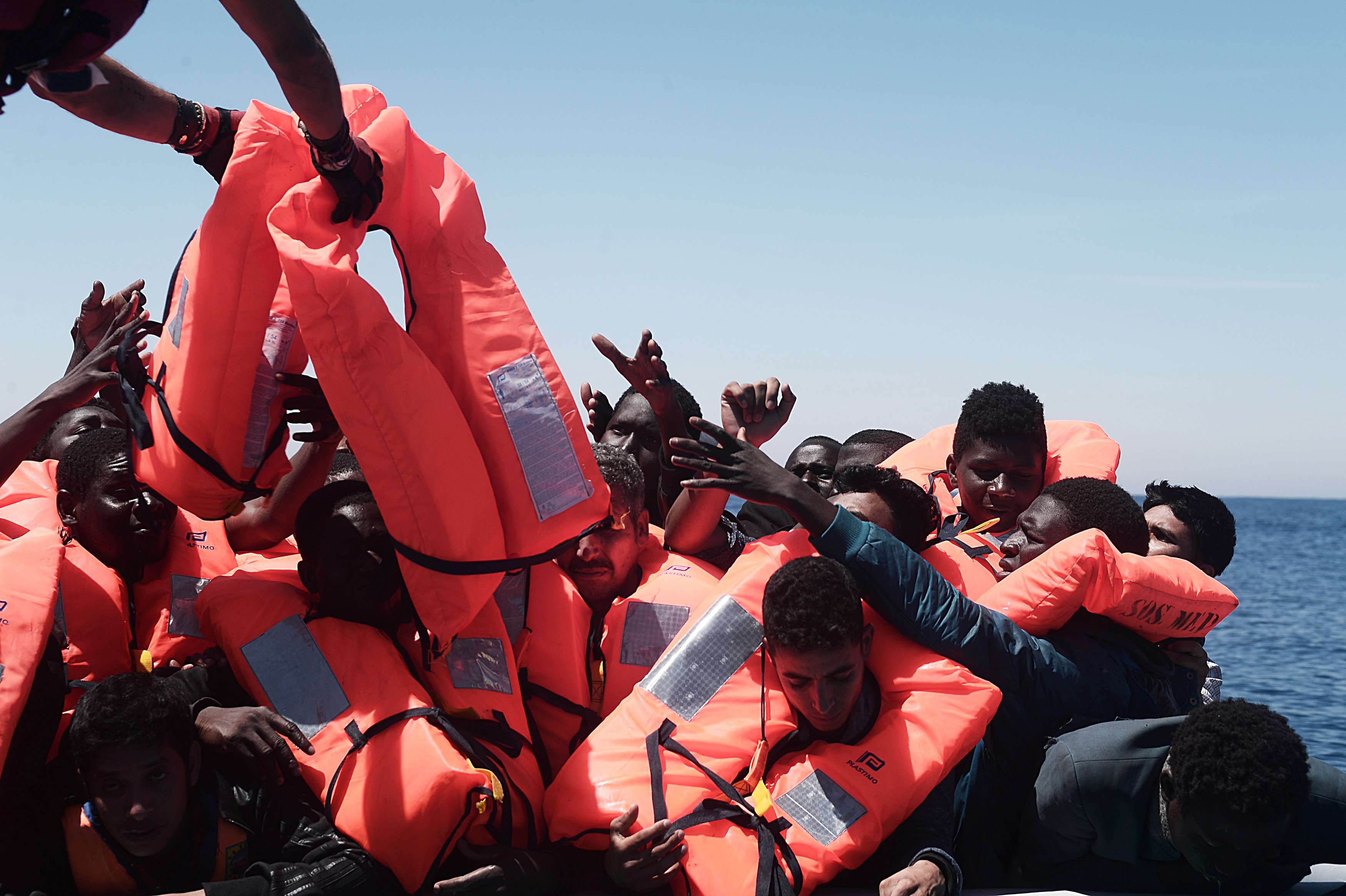 انقاذ مهاجرين غير شرعيين قبل الغرق