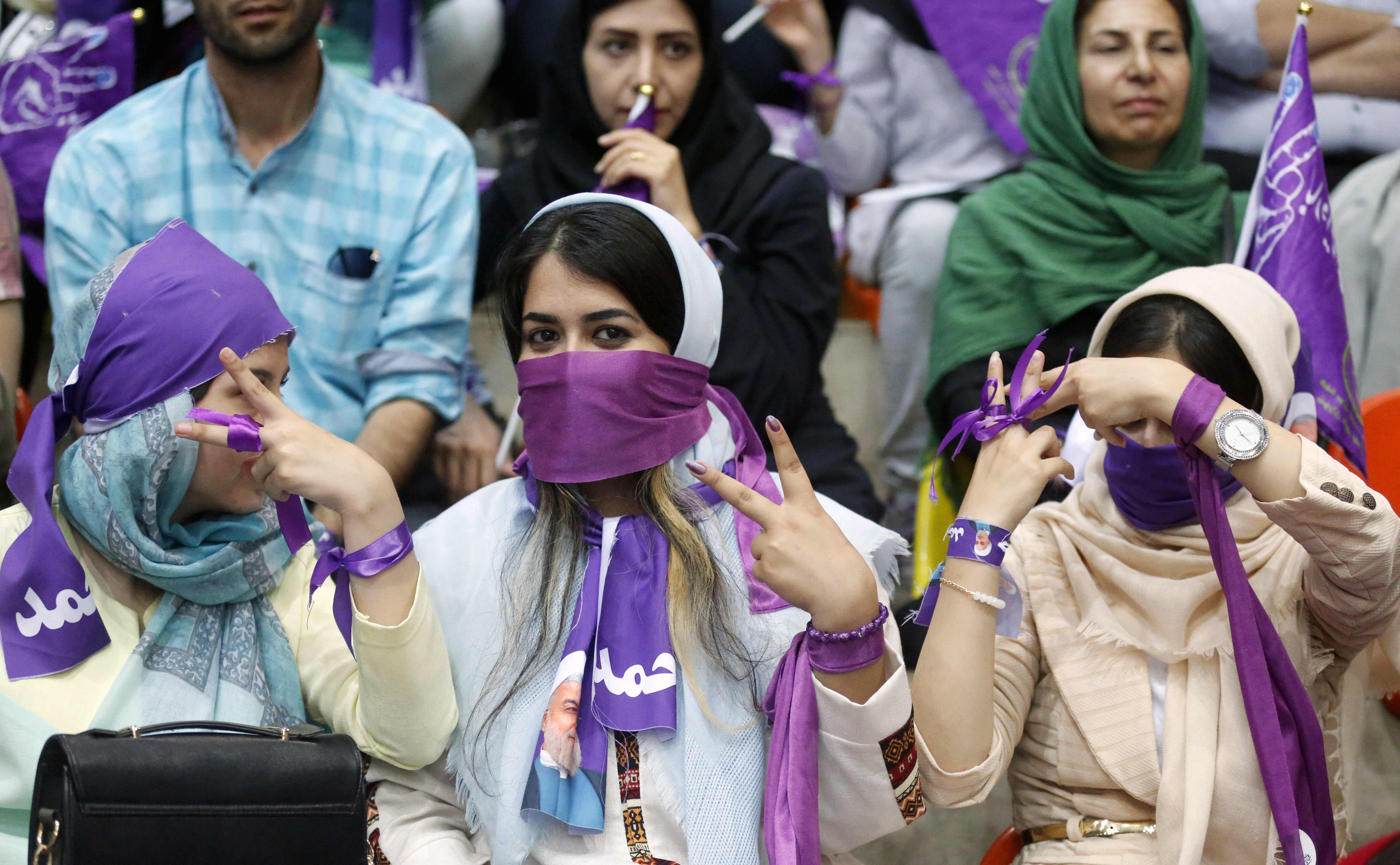 إيرانيات فى الصفوف الأمامية لأحد مؤتمرات روحانى