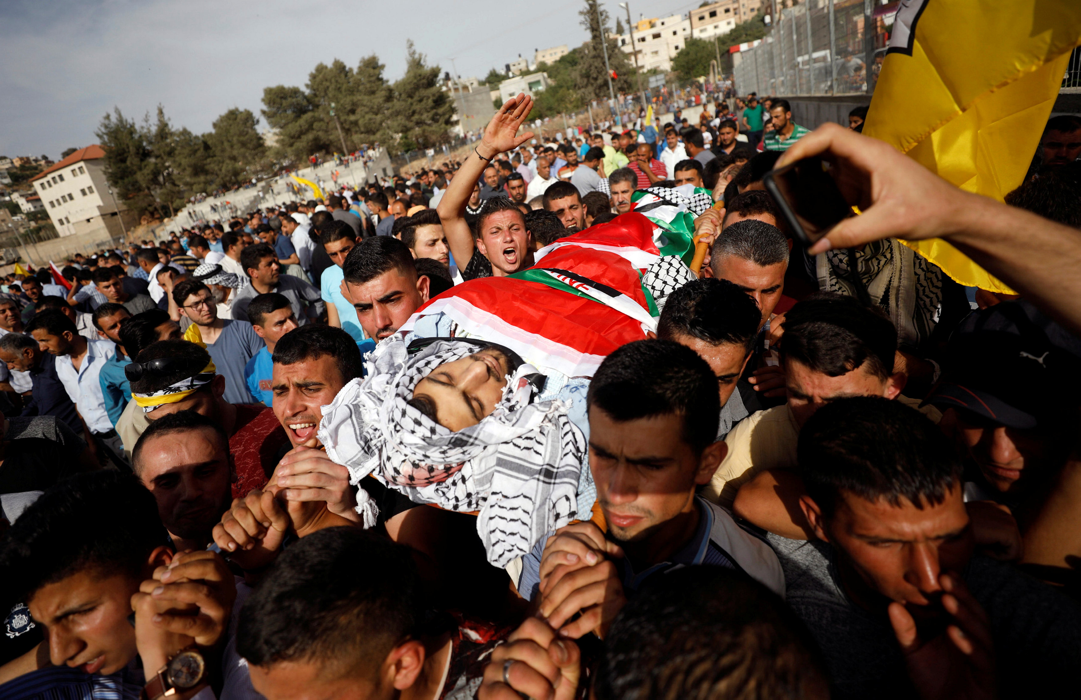 تشييع جثمان شهيد فلسطينى فى قطاع غزة