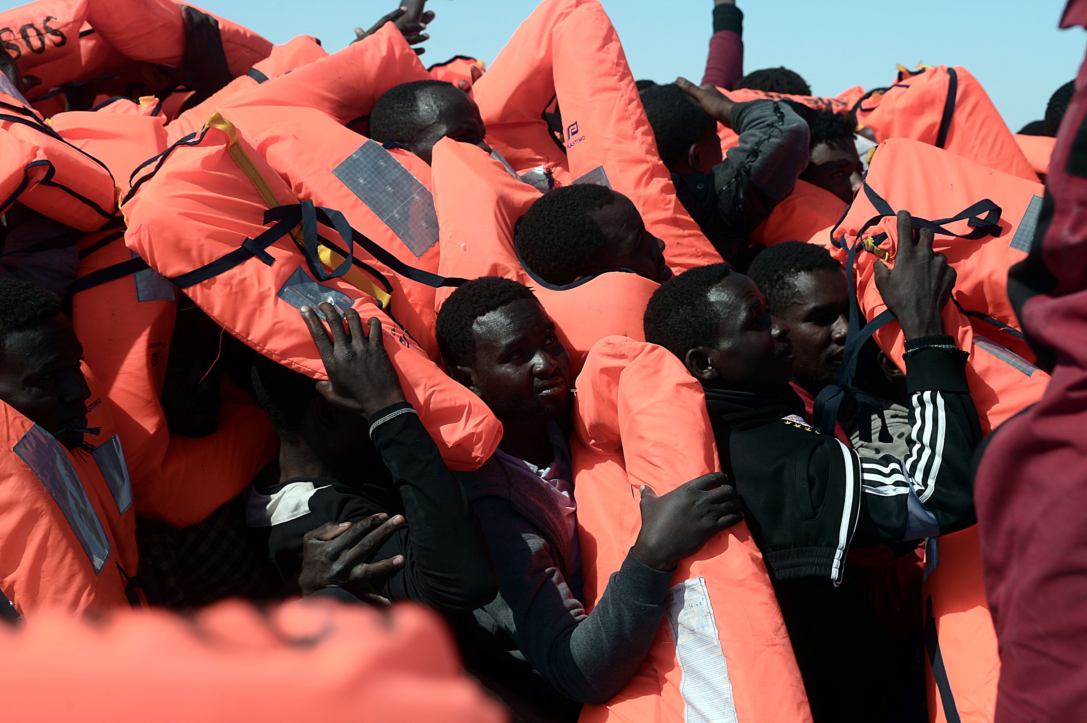 عشرات المهاجرين غير الشرعيين قبالة سواحل ليبيا