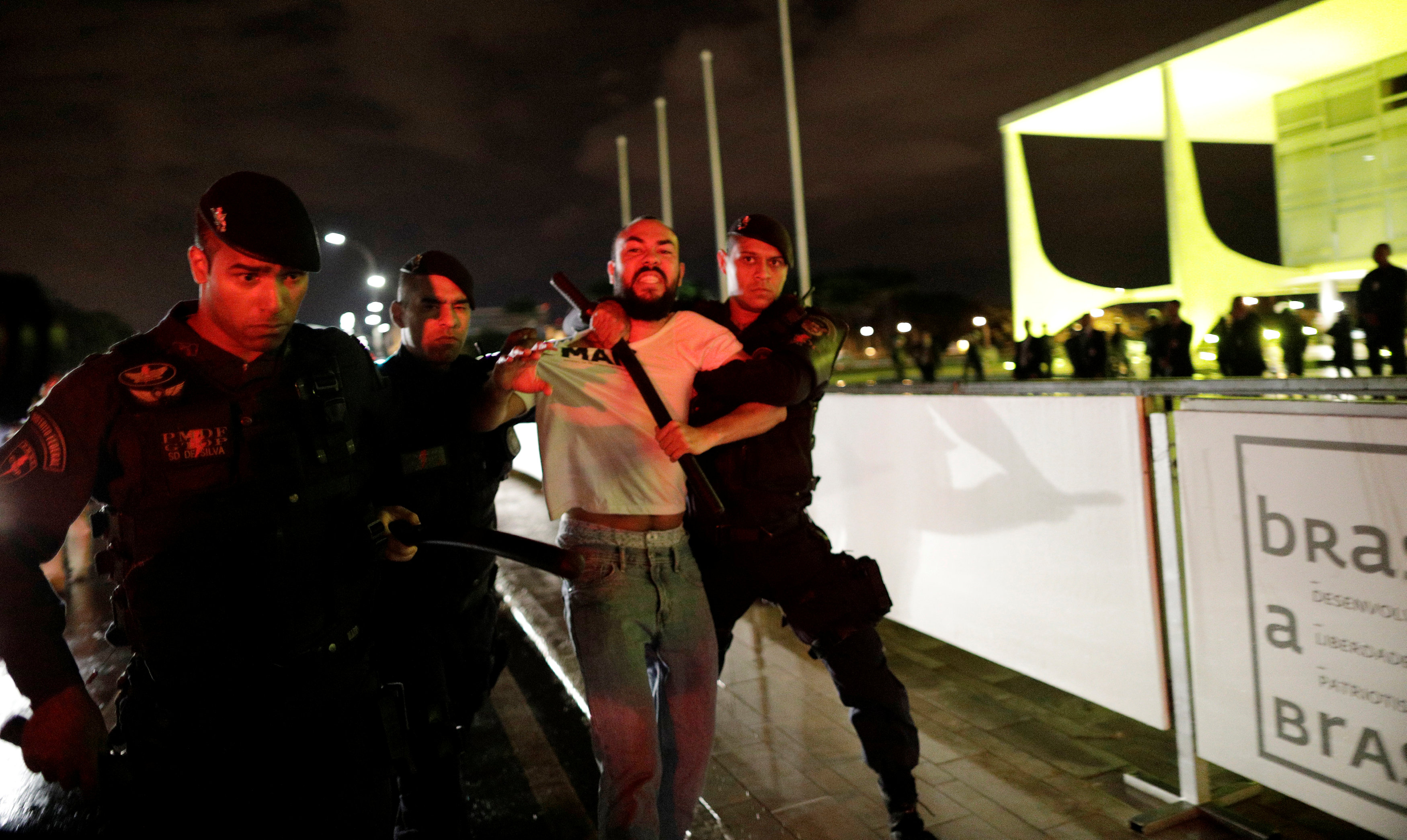 الشرطة البرازيلية تقبض على أحد المحتجين
