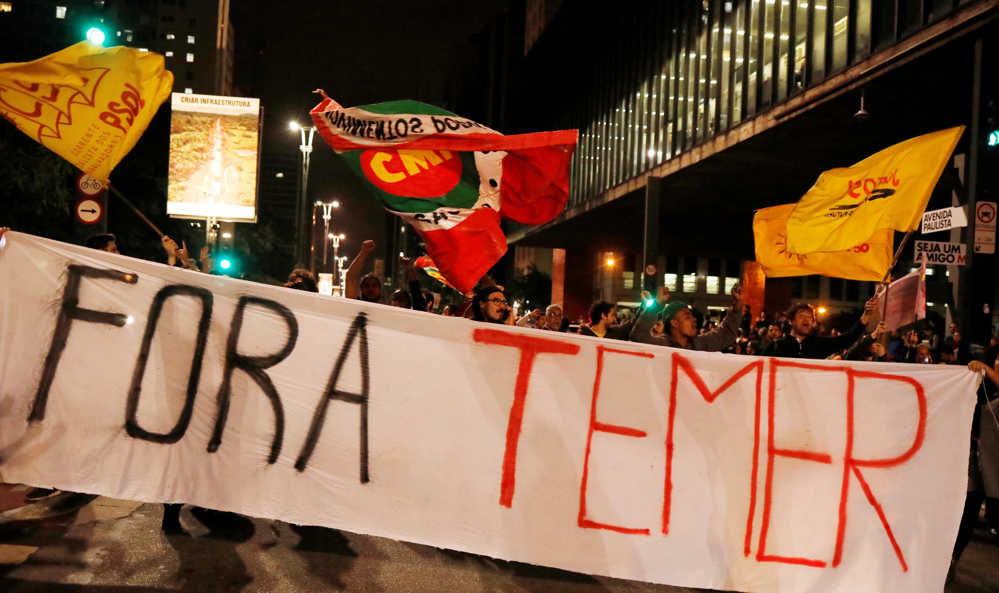 احتجاجات فى ساوباولو ضد سياسات الرئيس البرازيلى