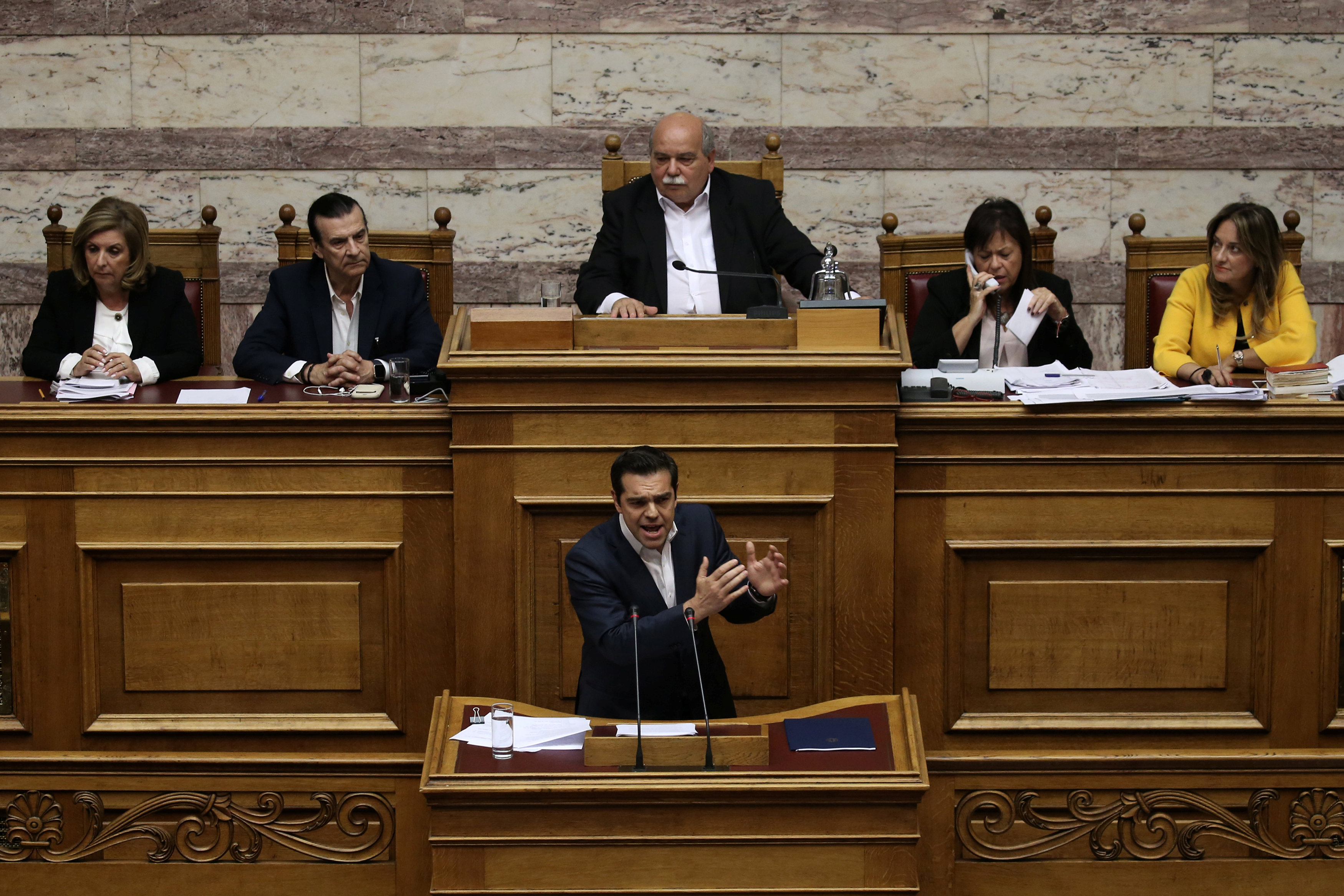 انفعالات رئيس الوزراء اليونانى أثناء العرض أمام البرلمان