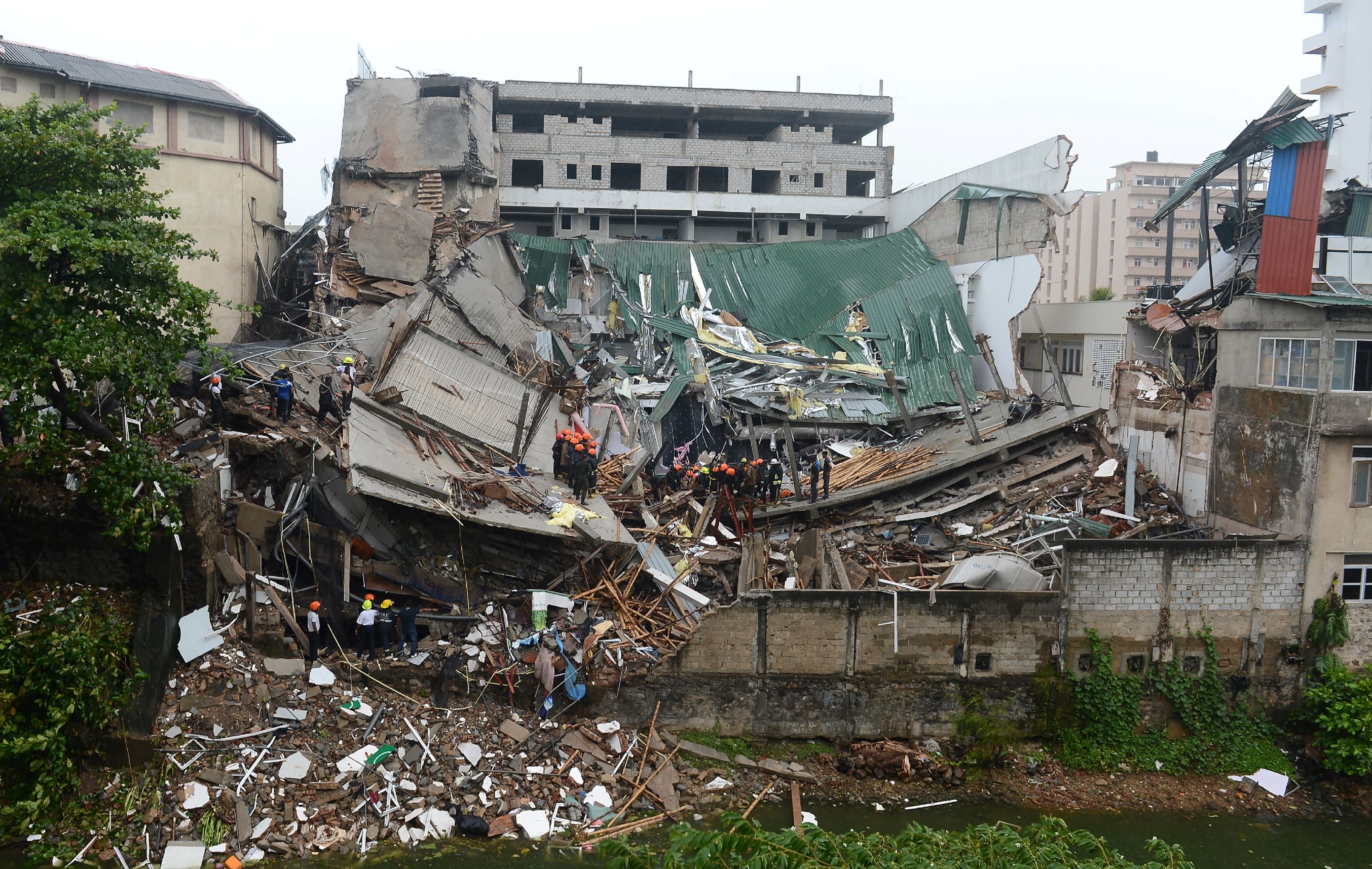 انهيار مبنى فى سريلانكا