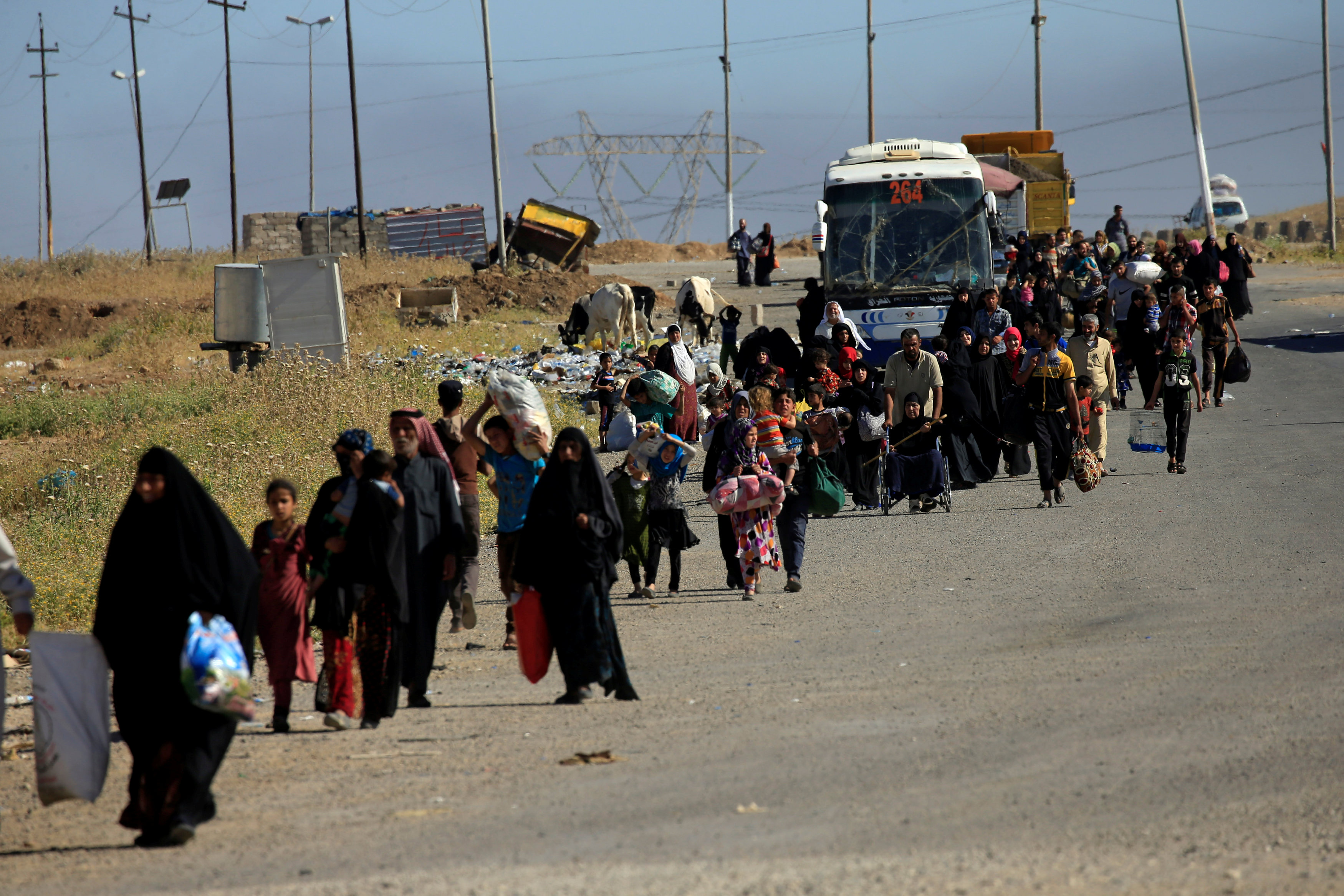 عشرات العائلات ينزحون عن مدينة الموصل العراقية