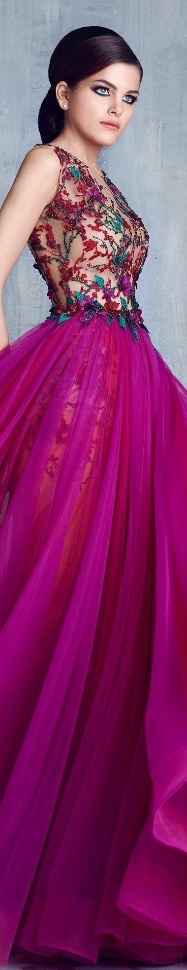 فستان خطوبة باللون الفوشيا والورود