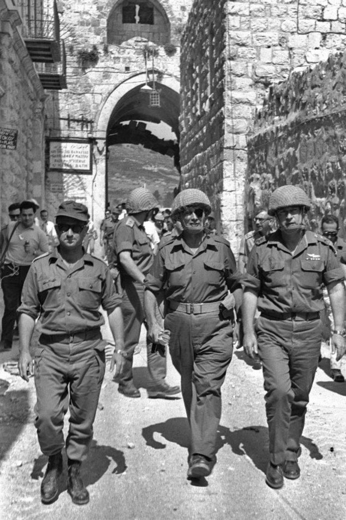يتسحاق رابين وموشيه ديان في القدس بحرب 1967