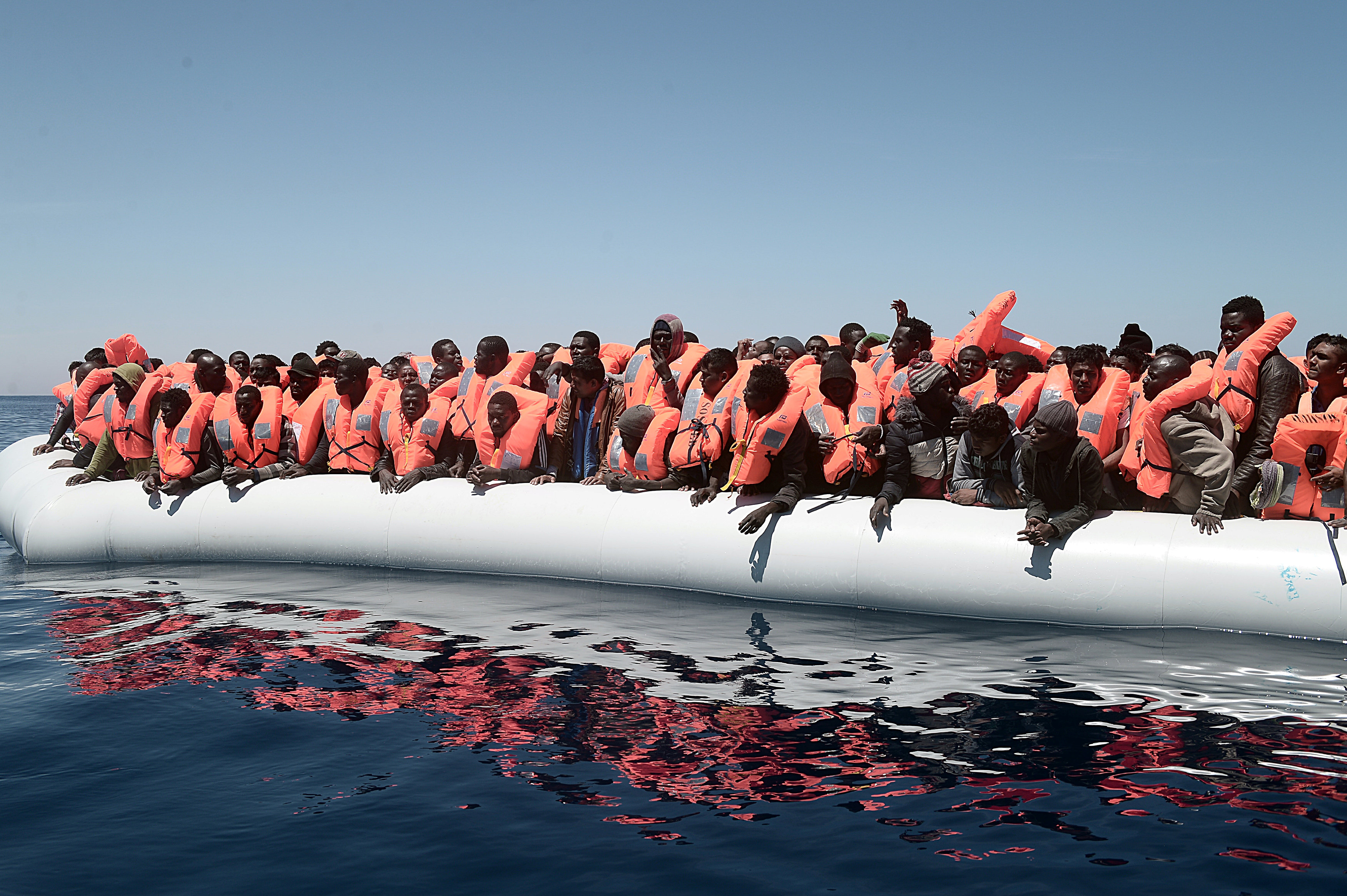 قارب ينقل مهاجرين غير شرعيين من السواحل الليبية