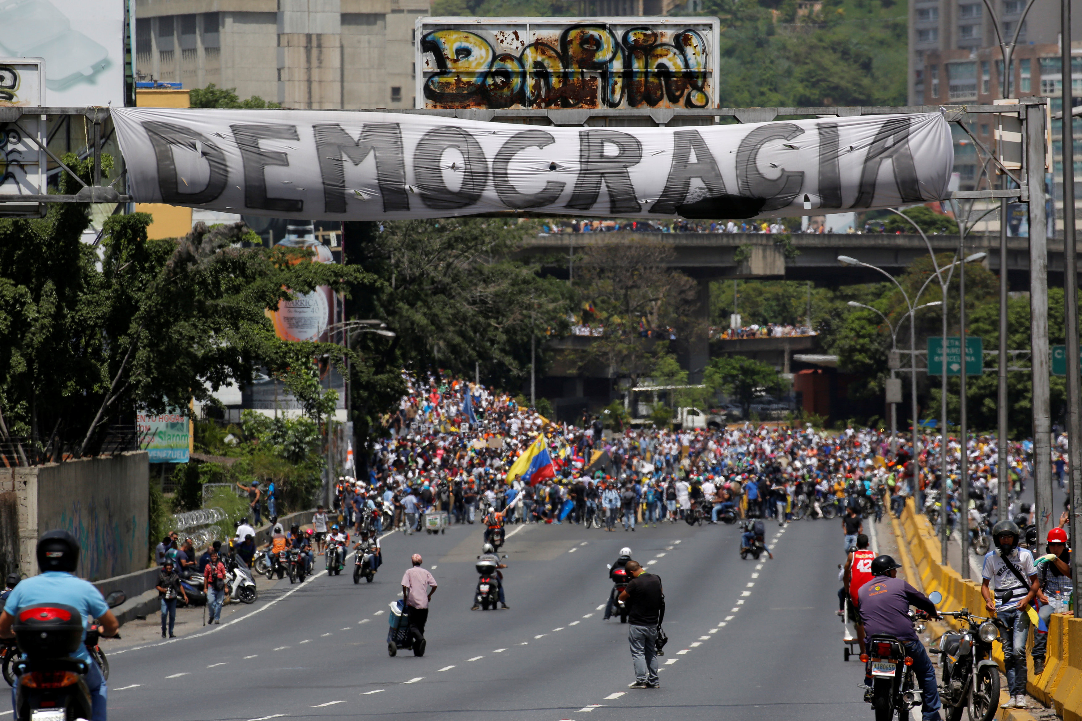 آلاف المواطنون يطالبون بإقالة رئيس فنزويلا