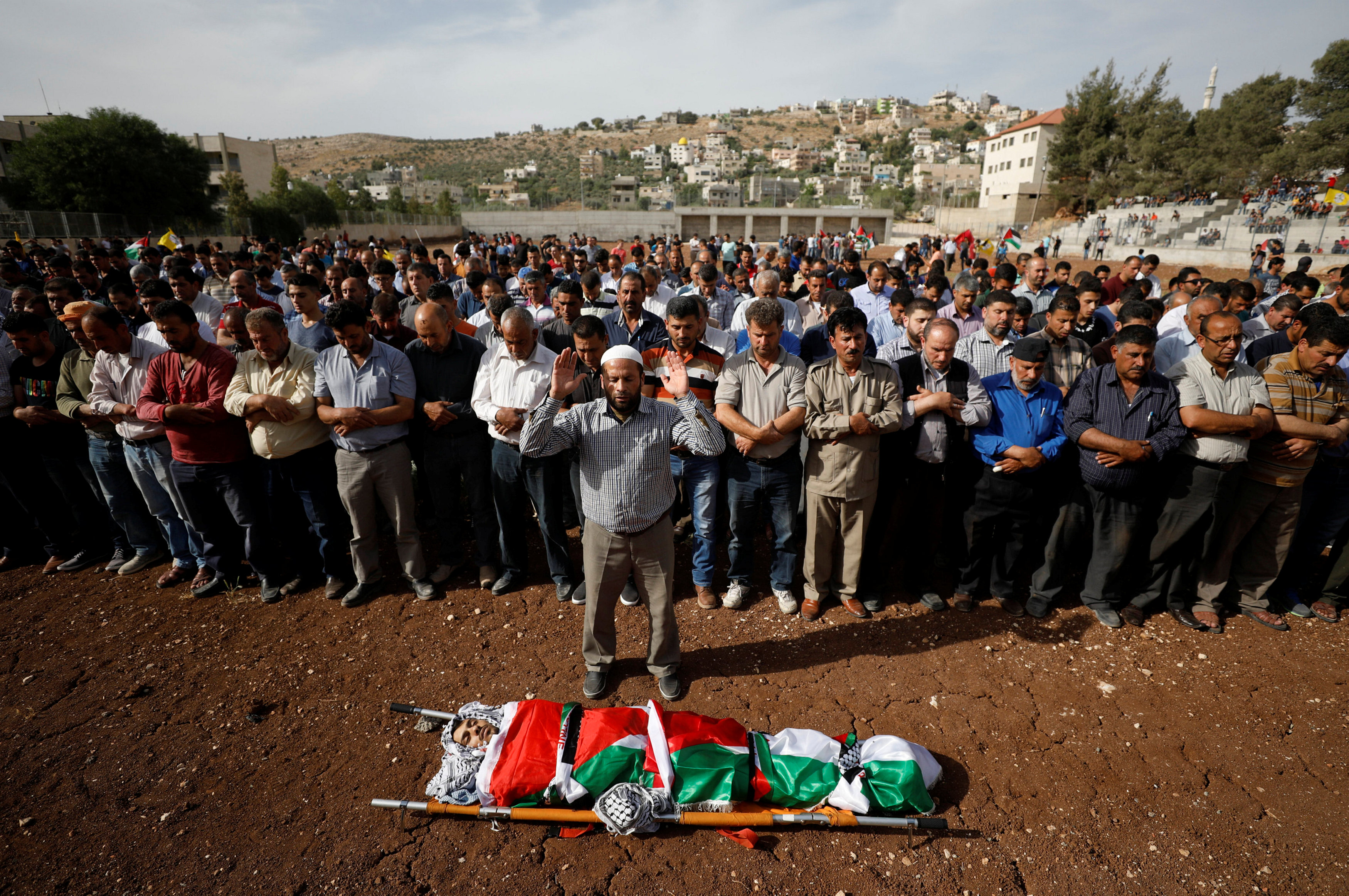 صلاة الجنازة على جثمان الشهيد الفلسطينى