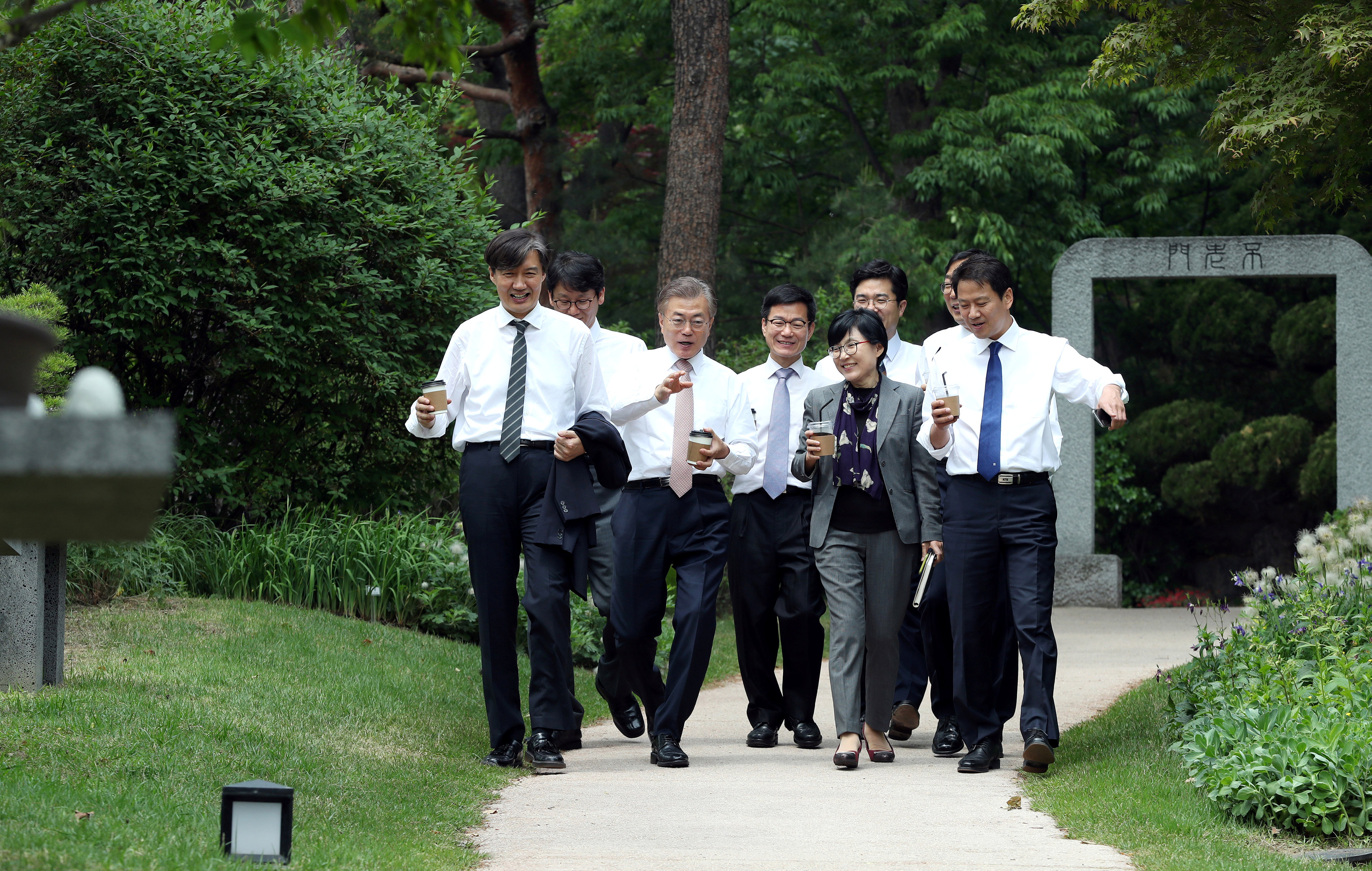رئيس كوريا الجنوبية  يأخذ جولة فى القصر الرئاسى