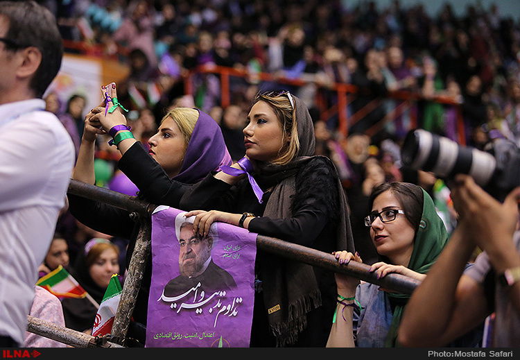 إيرانية شابة فى صفوف أنصار روحانى