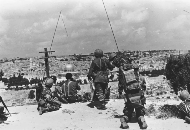 جنود الاحتلال امام باحة الاقصى عقب حرب 67