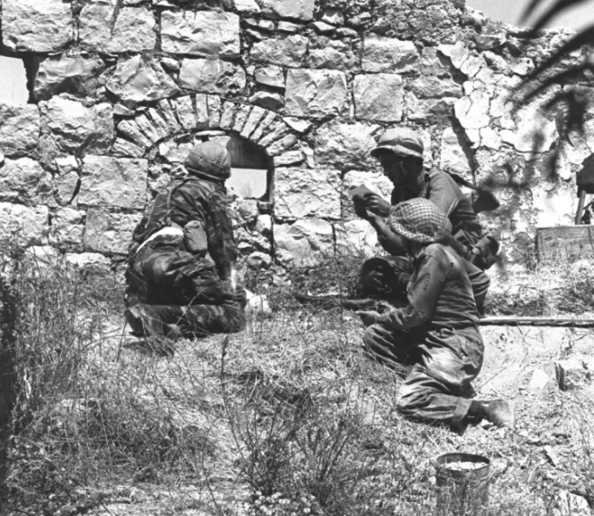 جنود الاحتلال على جدران القديس خلال 67
