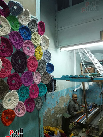 صانع السجاد يعرض منتجات يدوية من اعمال السيدات