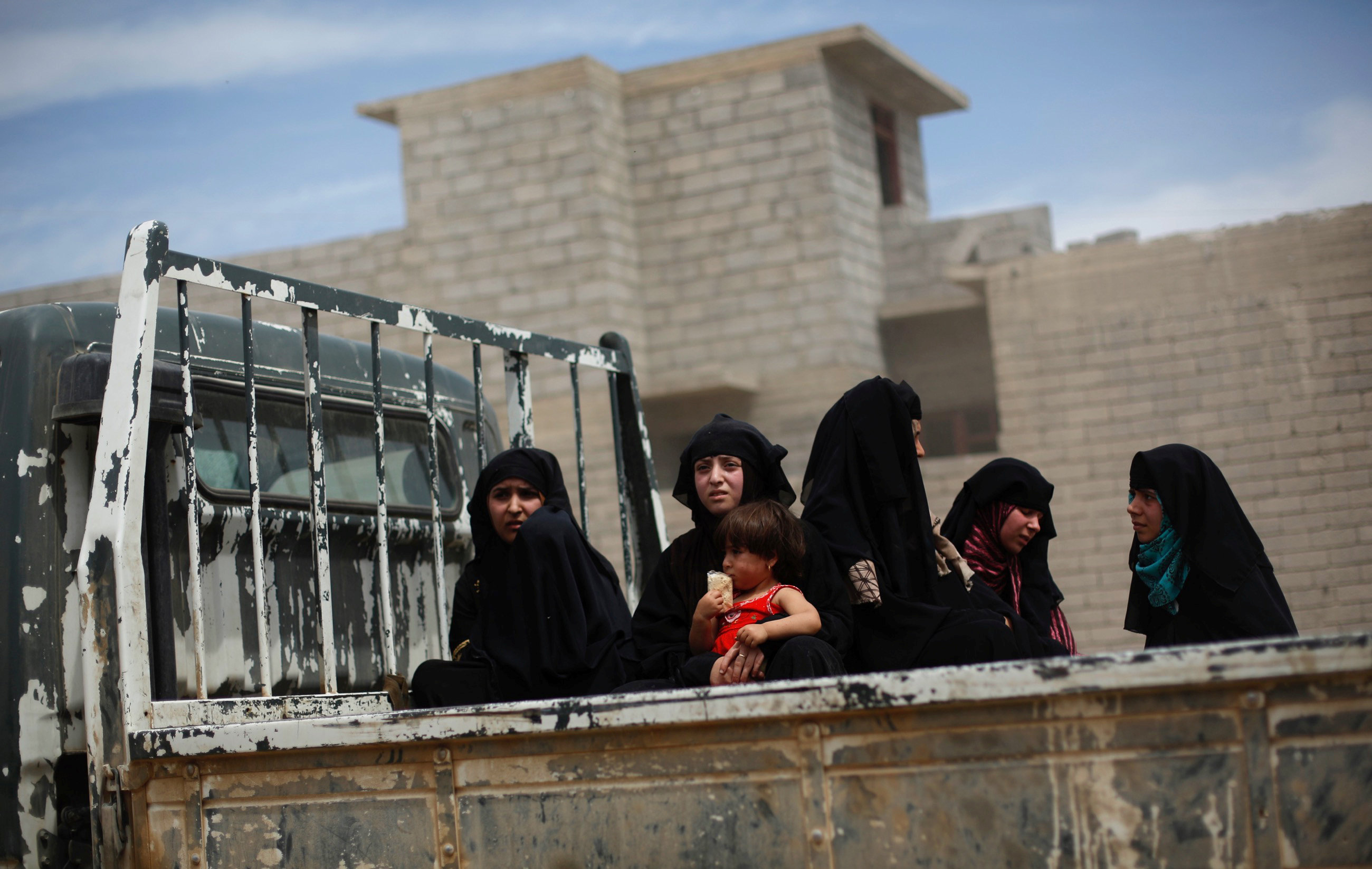 سيدات ينزحن عن مدينة الموصل العراقية
