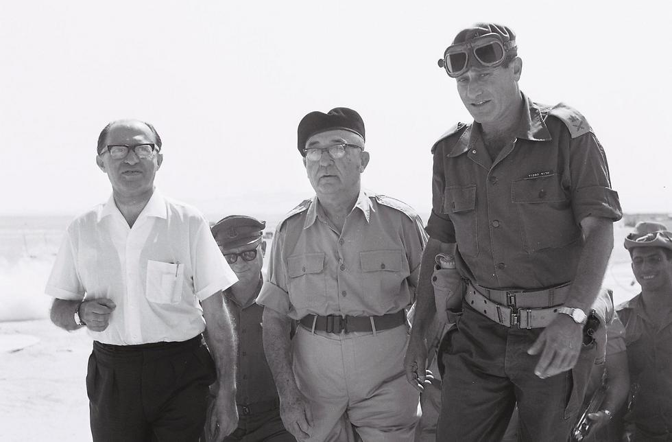 مناحيم بيجين وليفى اشكول خلال حرب 67