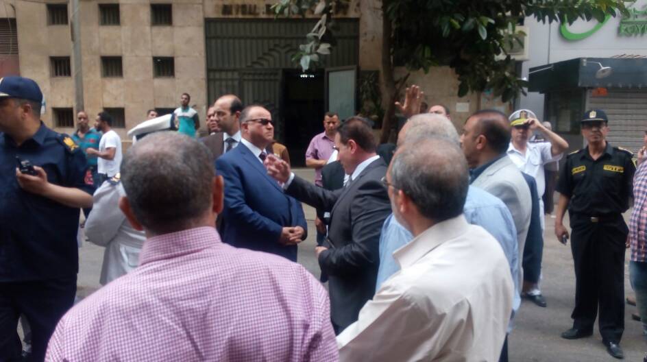 وصول مدير أمن القاهرة لمكان حريق مكتب تأمينات الألفى  (1)