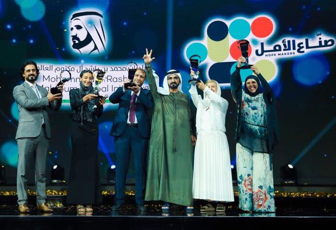 الفائزين بالمراكز الخمس الاوائل مع حاكم دبي