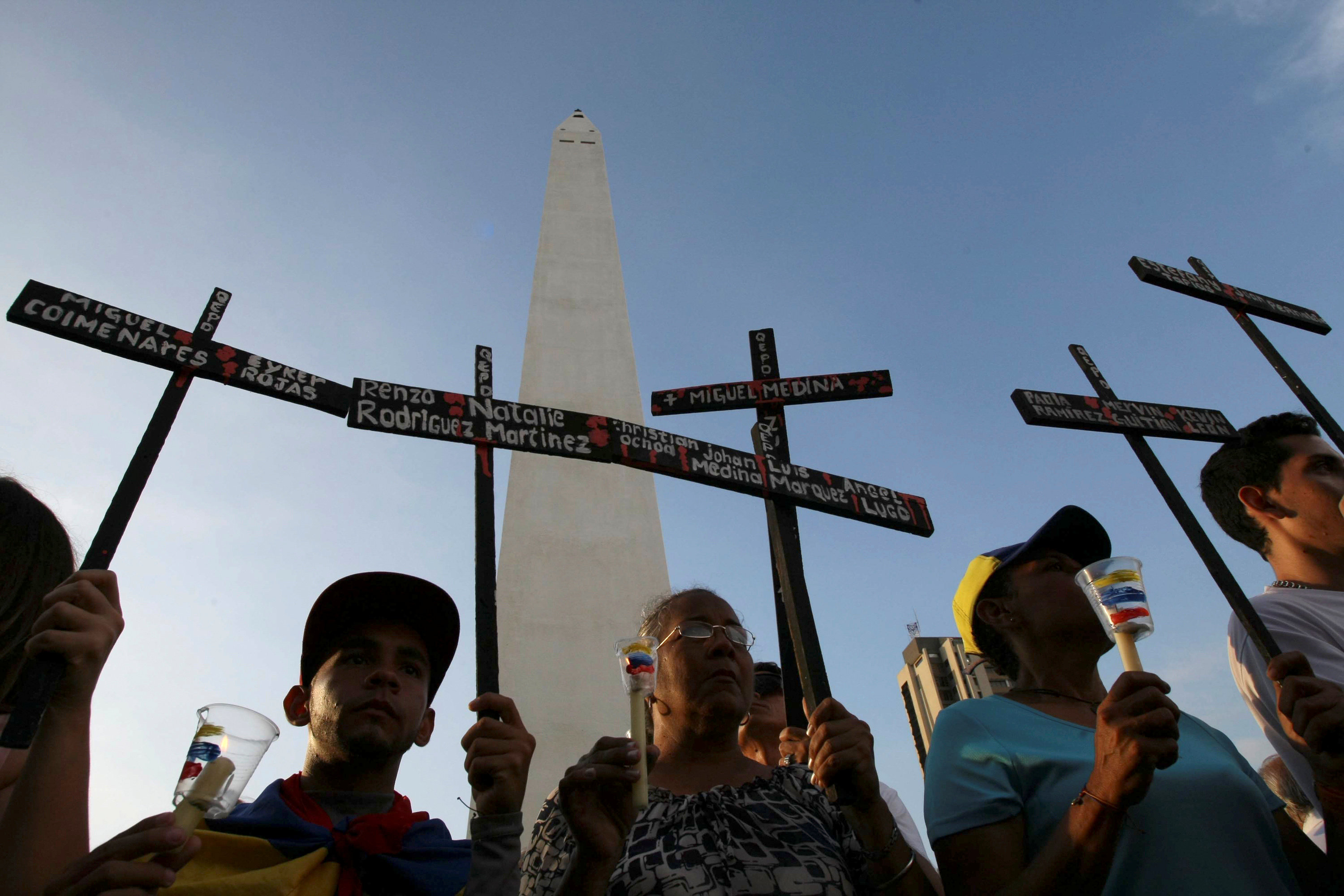 المتظاهرون فى فنزويلا يحملون الصلبان خلال مسيرتهم