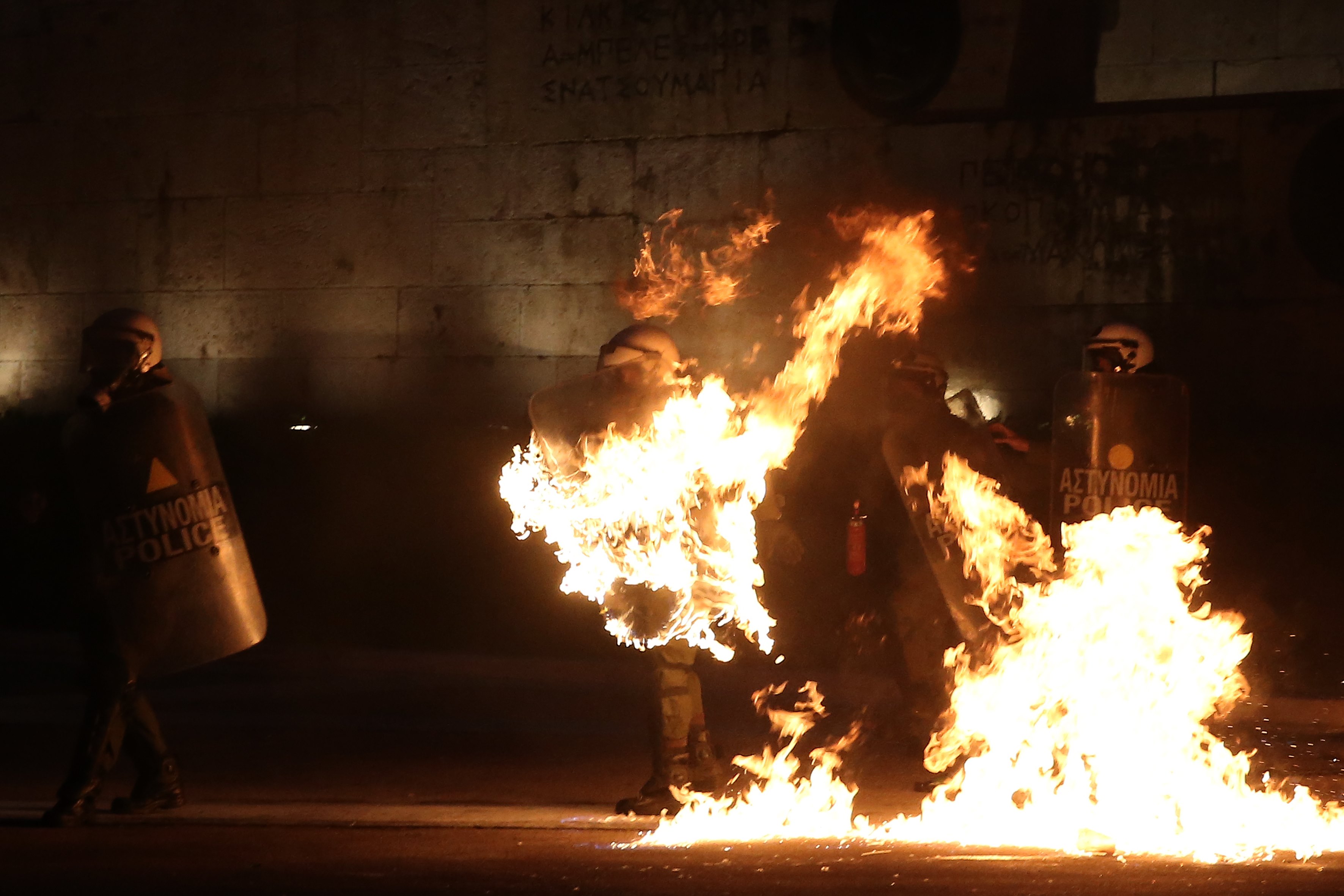 النيران تحيط بجنود الشرطة اليونانية أمام مقر البرلمان