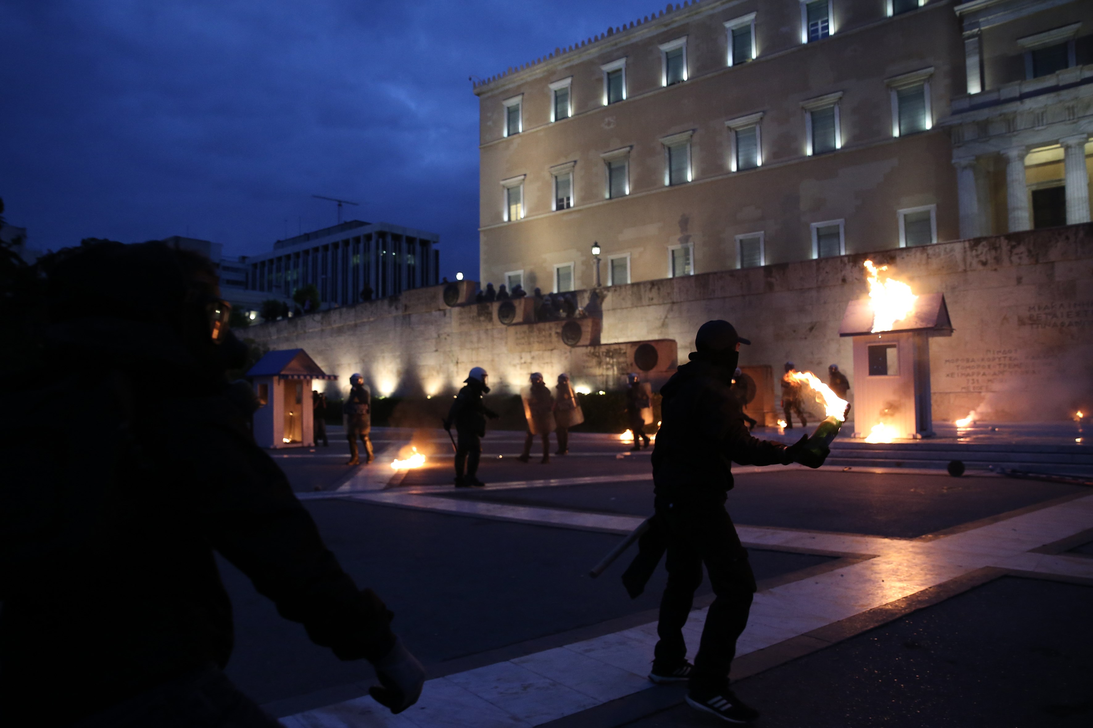 اشتباكات بين متظاهرين والشرطة فى اليونان