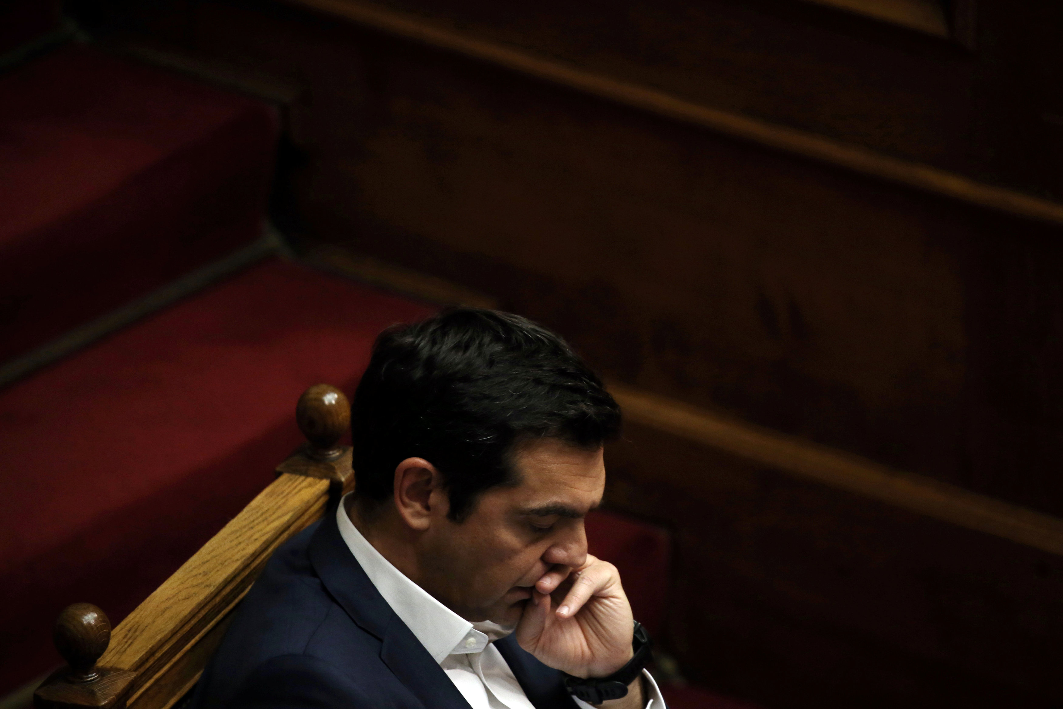 رئيس الوزراء اليونانى الكسيس تسيبراس داخل قاعة البرلمان