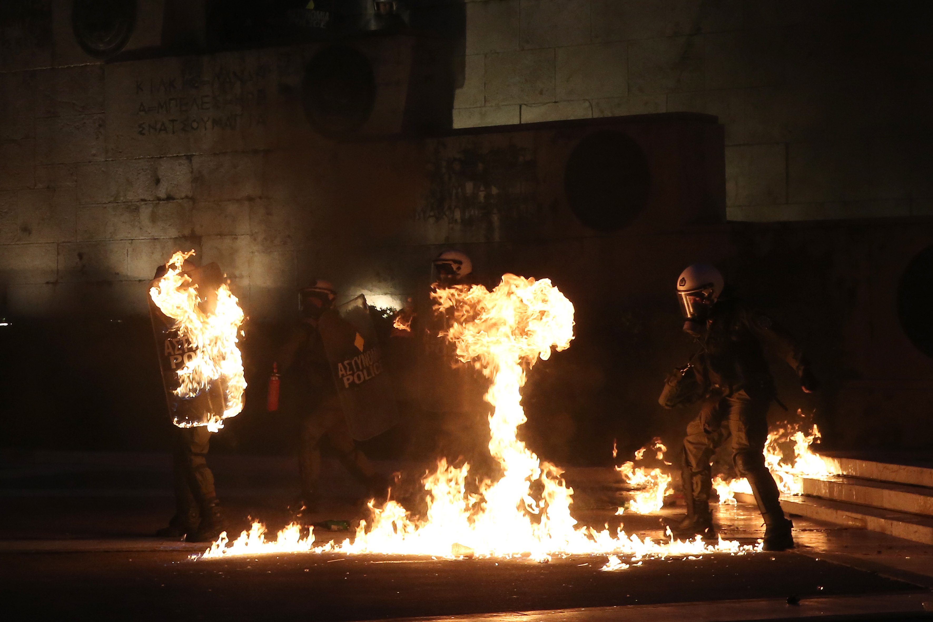 النيران تشتعل فى دروع الجنود أمام مقر البرلمان اليونانى