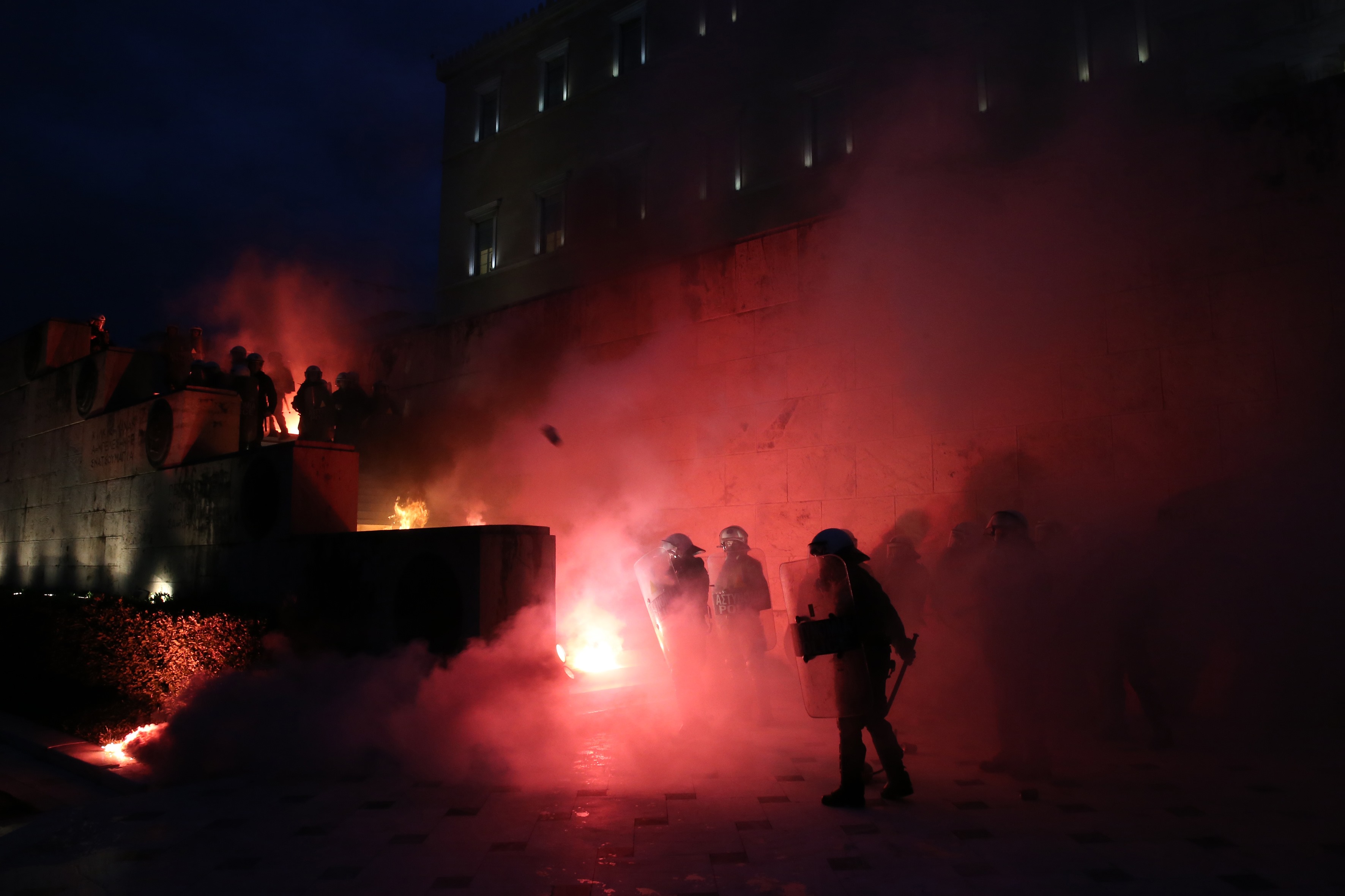 قوات مكافحة الشغب تواجه متظاهرون أمام مقر البرلمان اليونانى