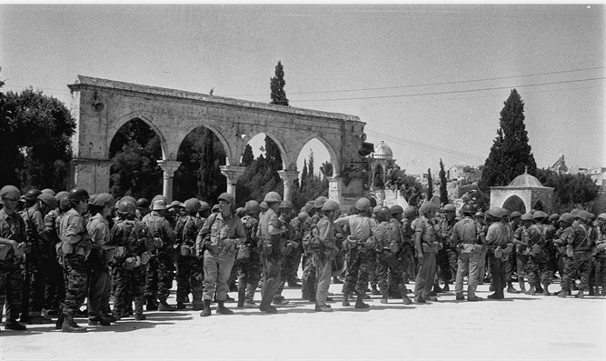 جيش الاحتلال امام مسجد قبة الصخرة خلال حرب 67