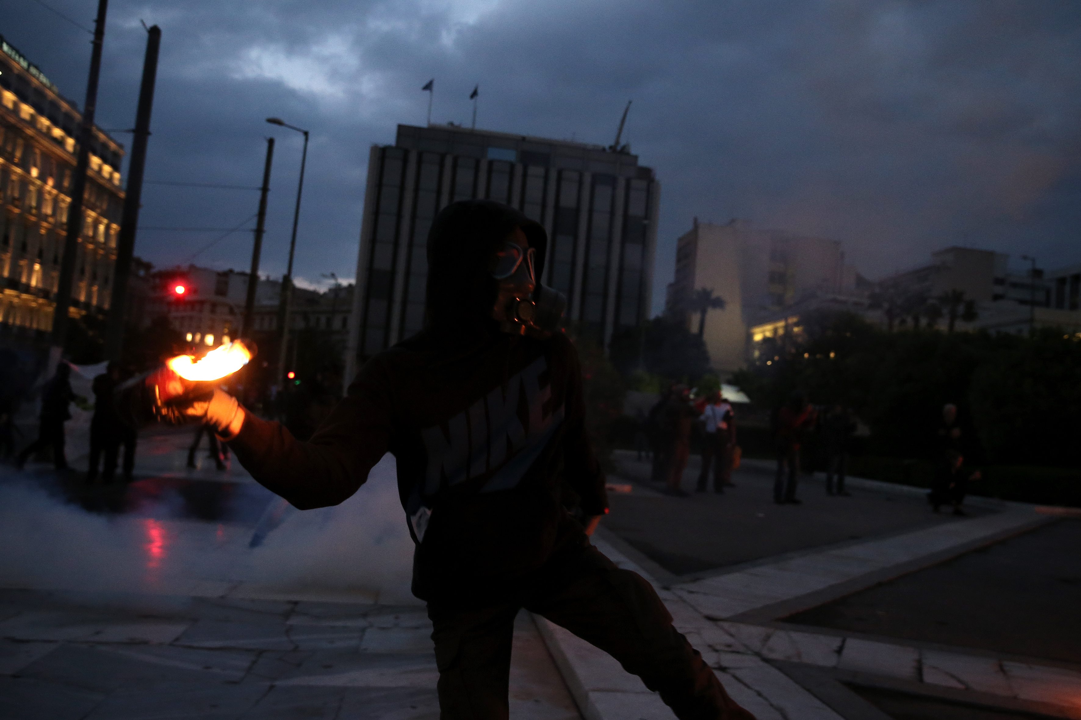 اشتباكات بين متظاهرين وقوات مكافحة الشغب أمام البرلمان اليونانى