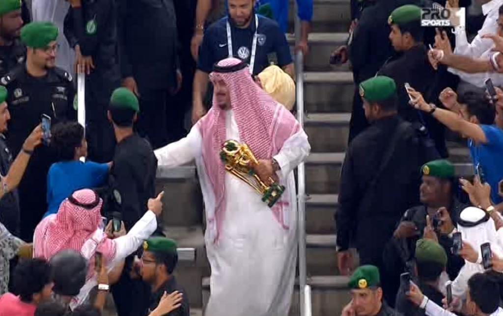 رئيس نادى الهلال يرفع كأس البطولة