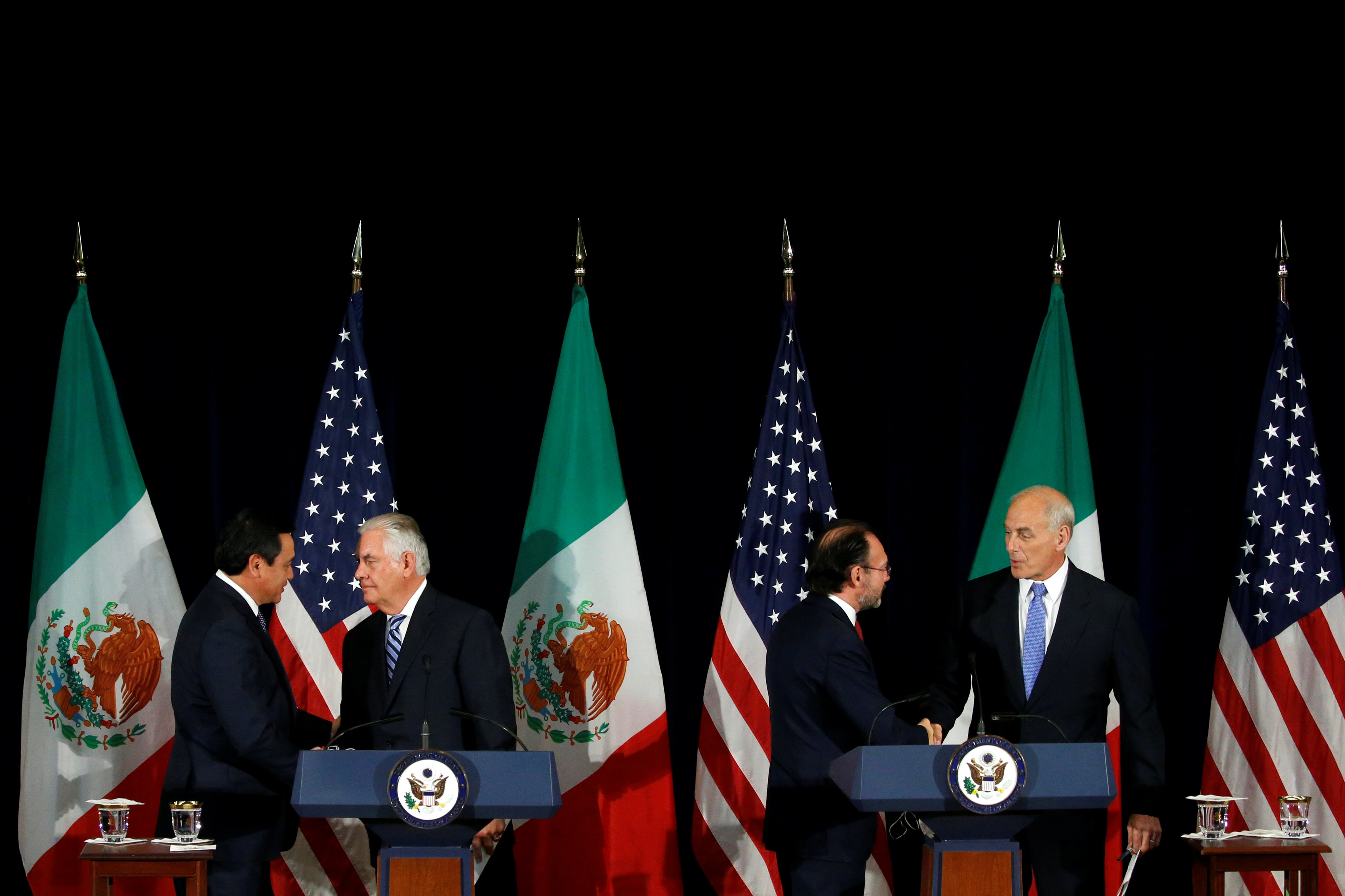 مصافحة وزراء الخارجية والداخلية الأمريكان والمكسيكيين