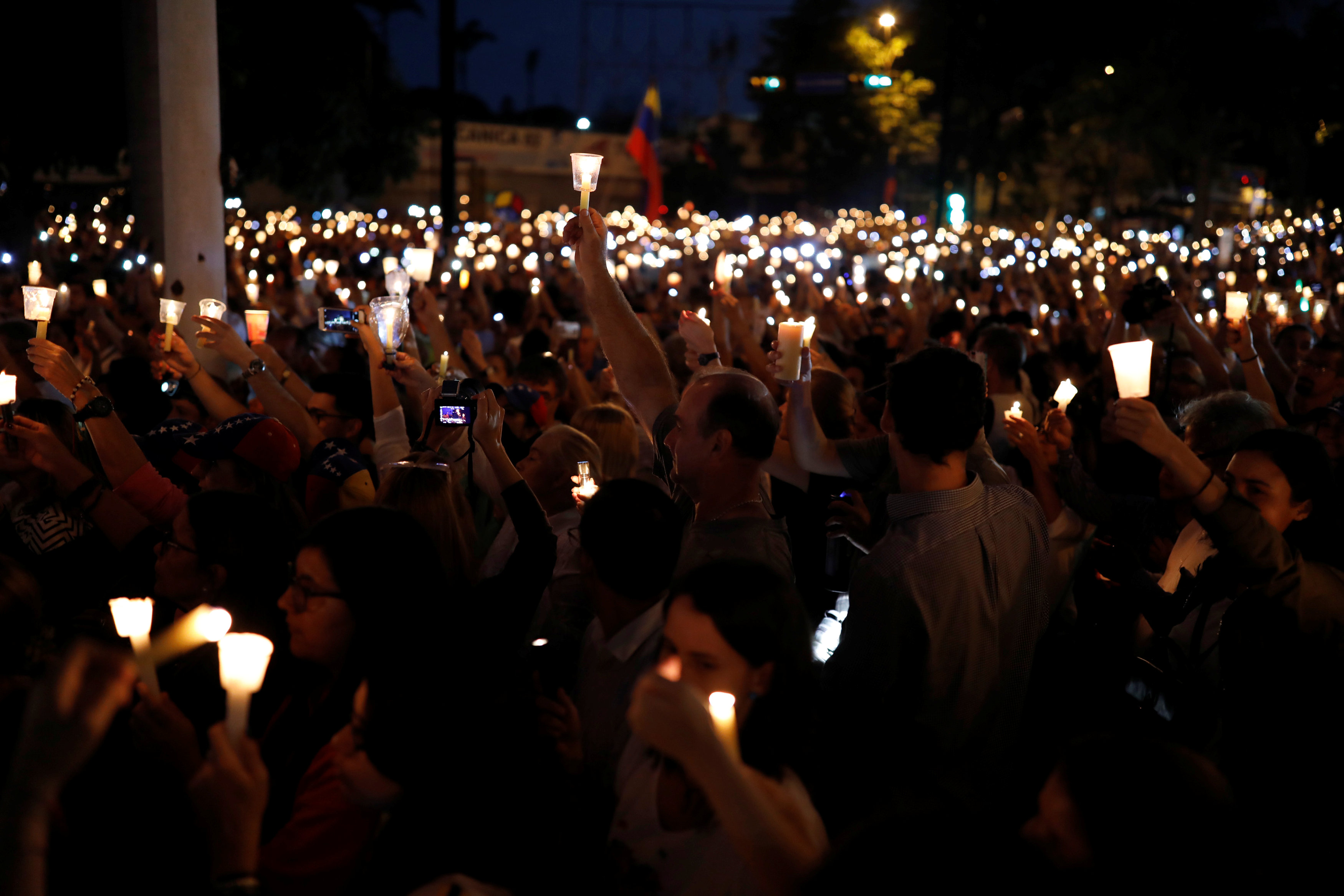 آلاف الفنزويليين يخرجون فى شوارع العاصمة ويضيئون الشموع