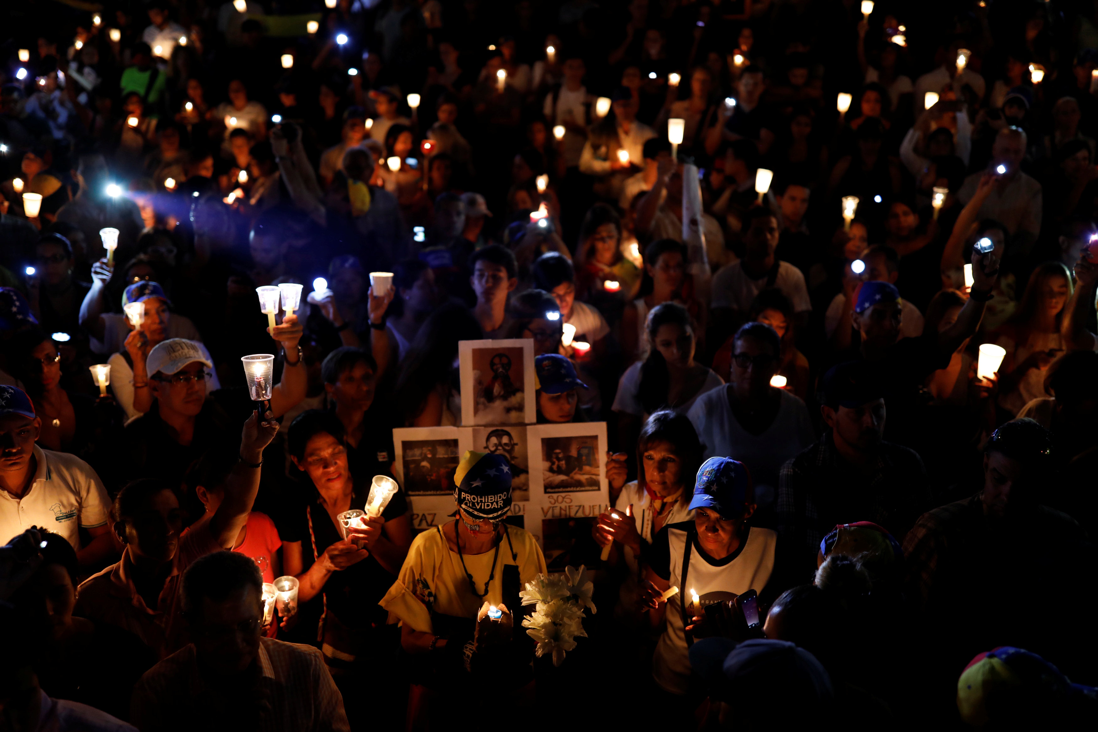 الشموع تضيئ تكريما لضحايا عنف الشرطة فى فنزويلا