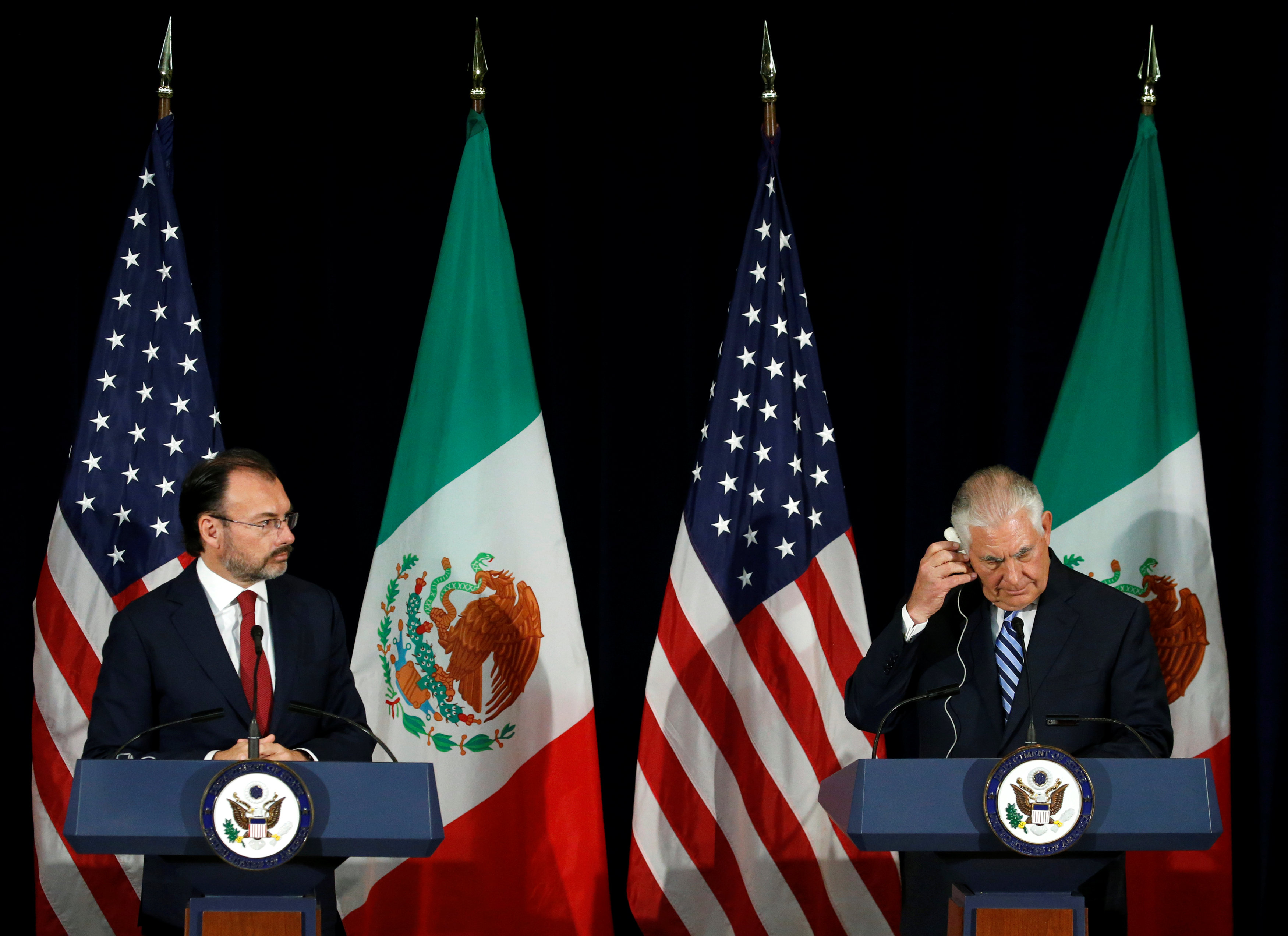 وزير الخارجية الأمريكى يستمع لكلمة نظيره المكسيكى