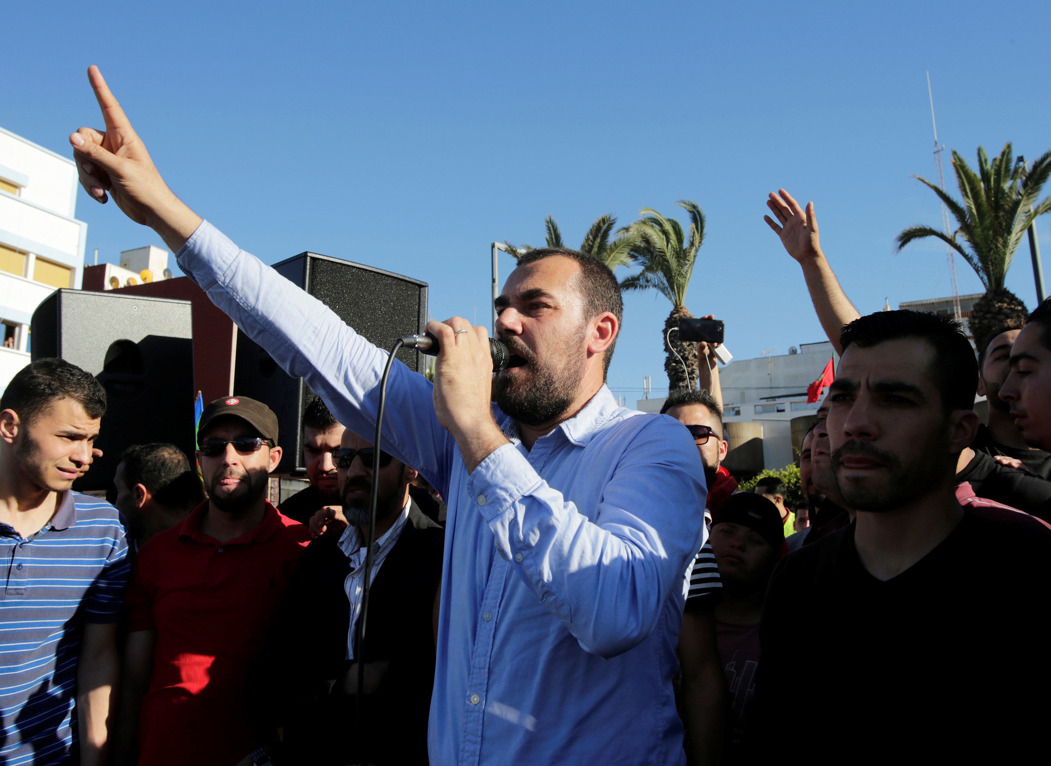 ناصر زيفزافي يهتف خلال المسيرة والمتظاهرون يتبعونه