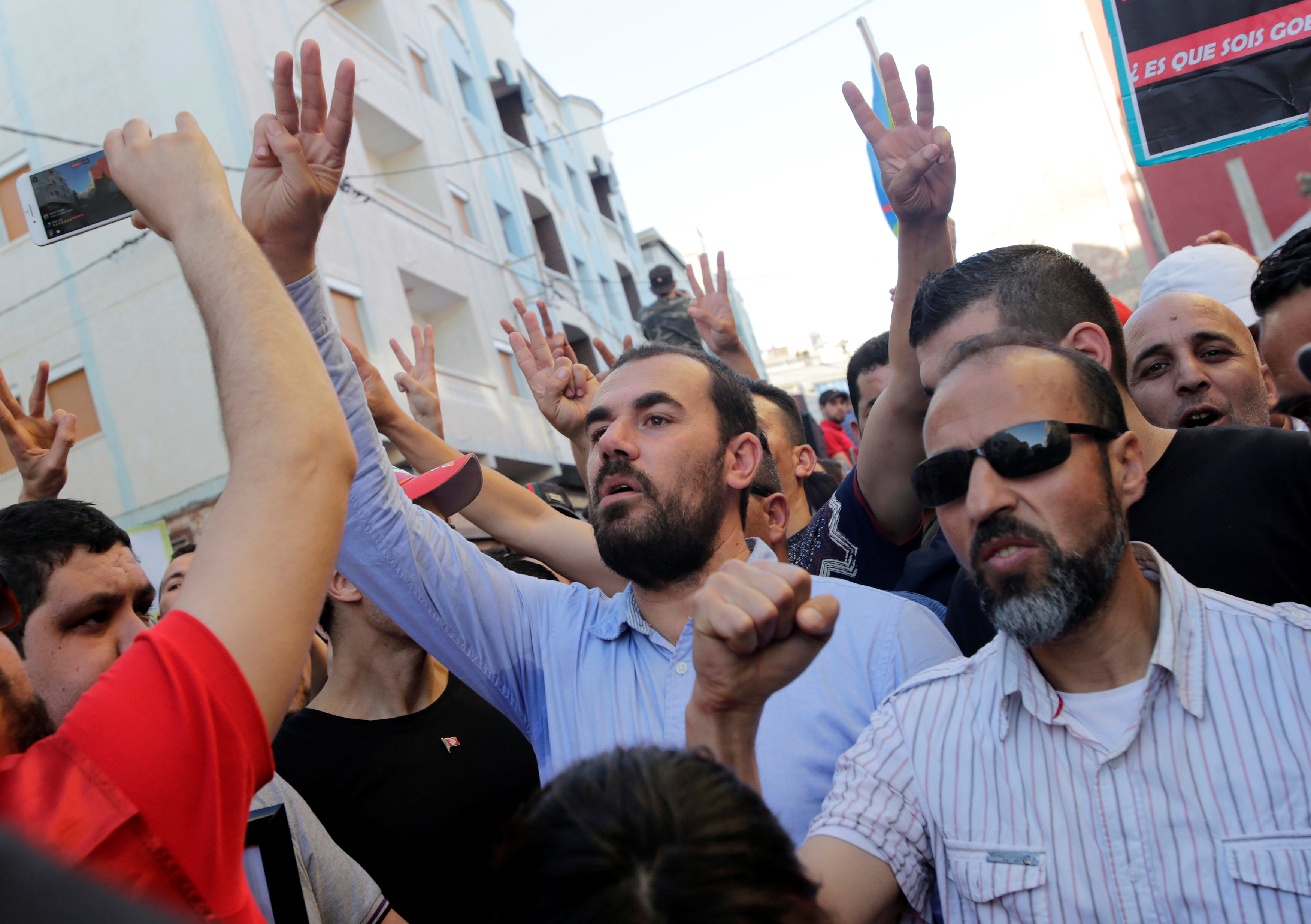 ناصر زيفزافي يقود مسيرة للاحتجاج على مقتل بائع سمك