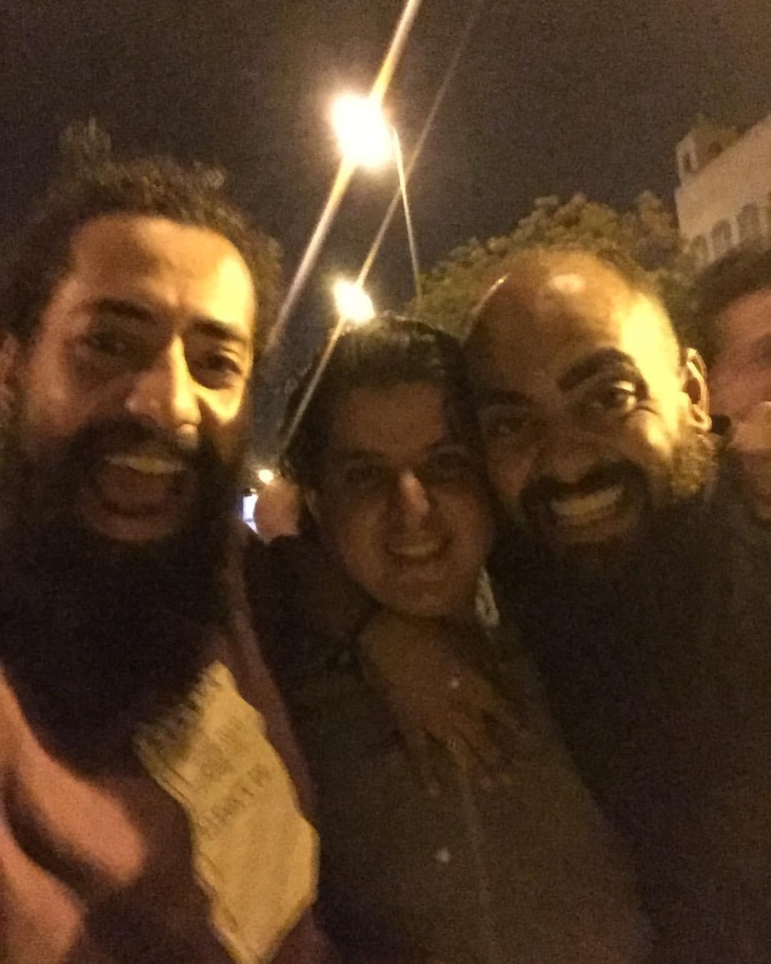 عمر مالك مع اصدقائه