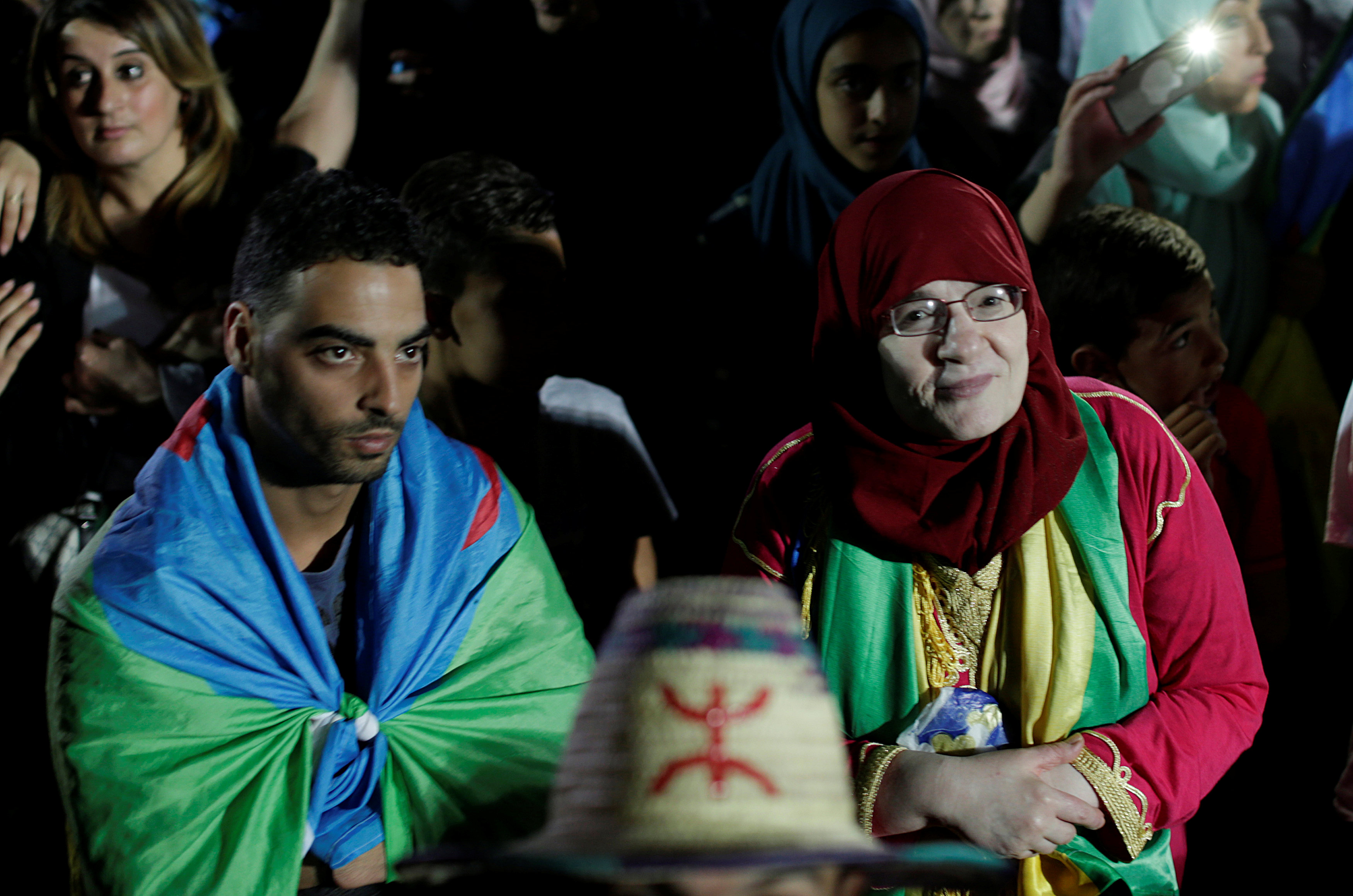 المتظاهرون المغربيون يتشحون بأعلام الأمازيغ